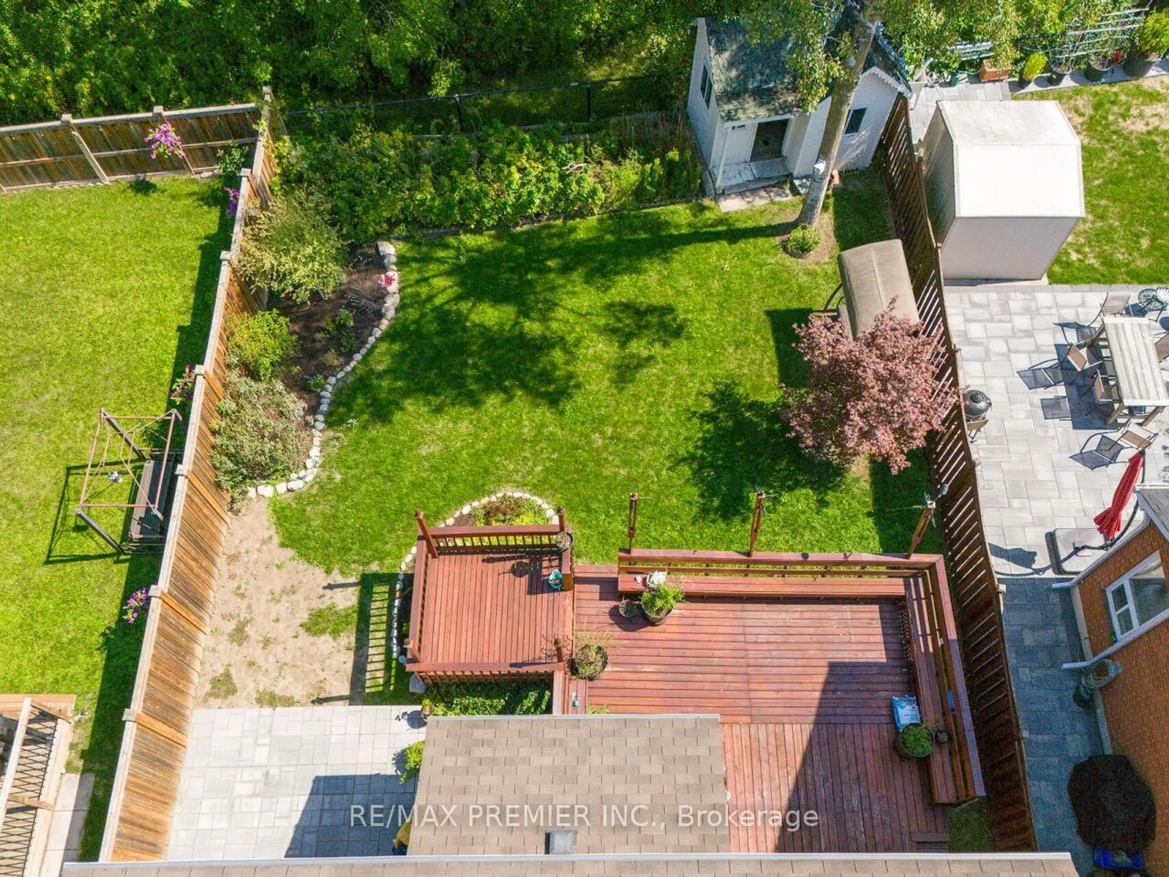 A pic from outside/outdoor area/front of a property/back of a property/a pic from drone, street for 37 Belmont Cres, Vaughan Ontario L6A 1L5