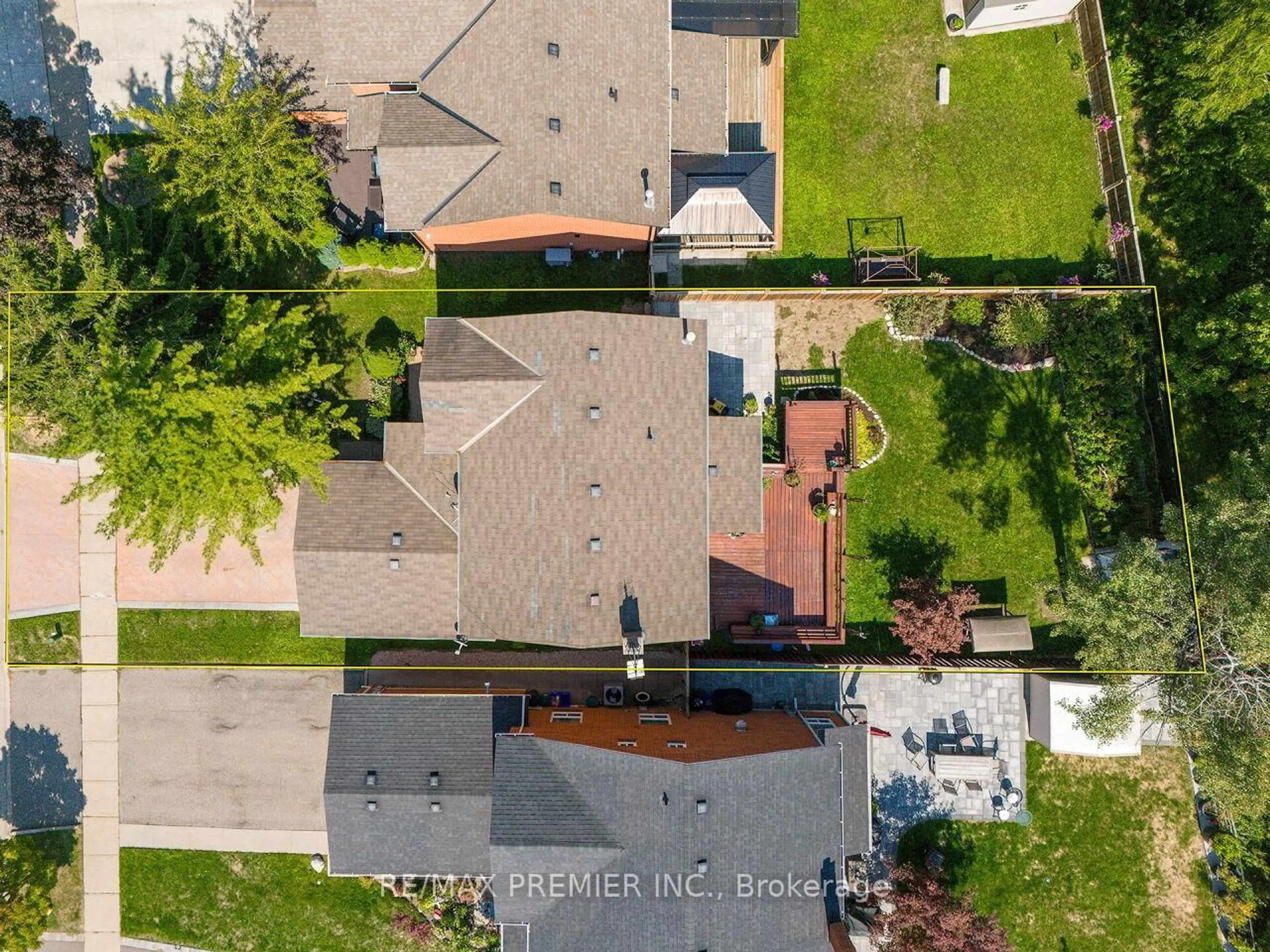 A pic from outside/outdoor area/front of a property/back of a property/a pic from drone, street for 37 Belmont Cres, Vaughan Ontario L6A 1L5