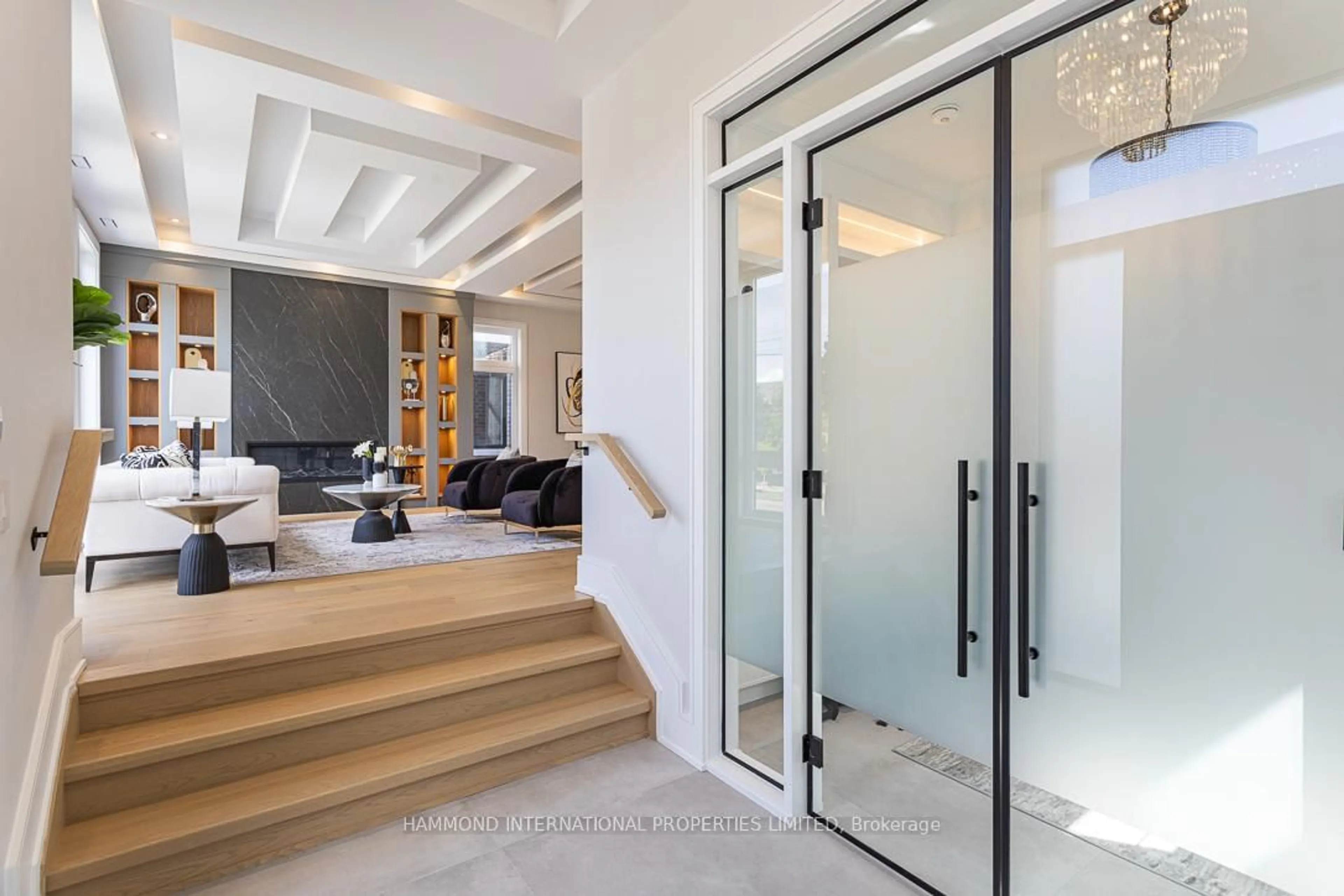 Indoor entryway for 117 Crestwood Rd, Vaughan Ontario L4J 1A7