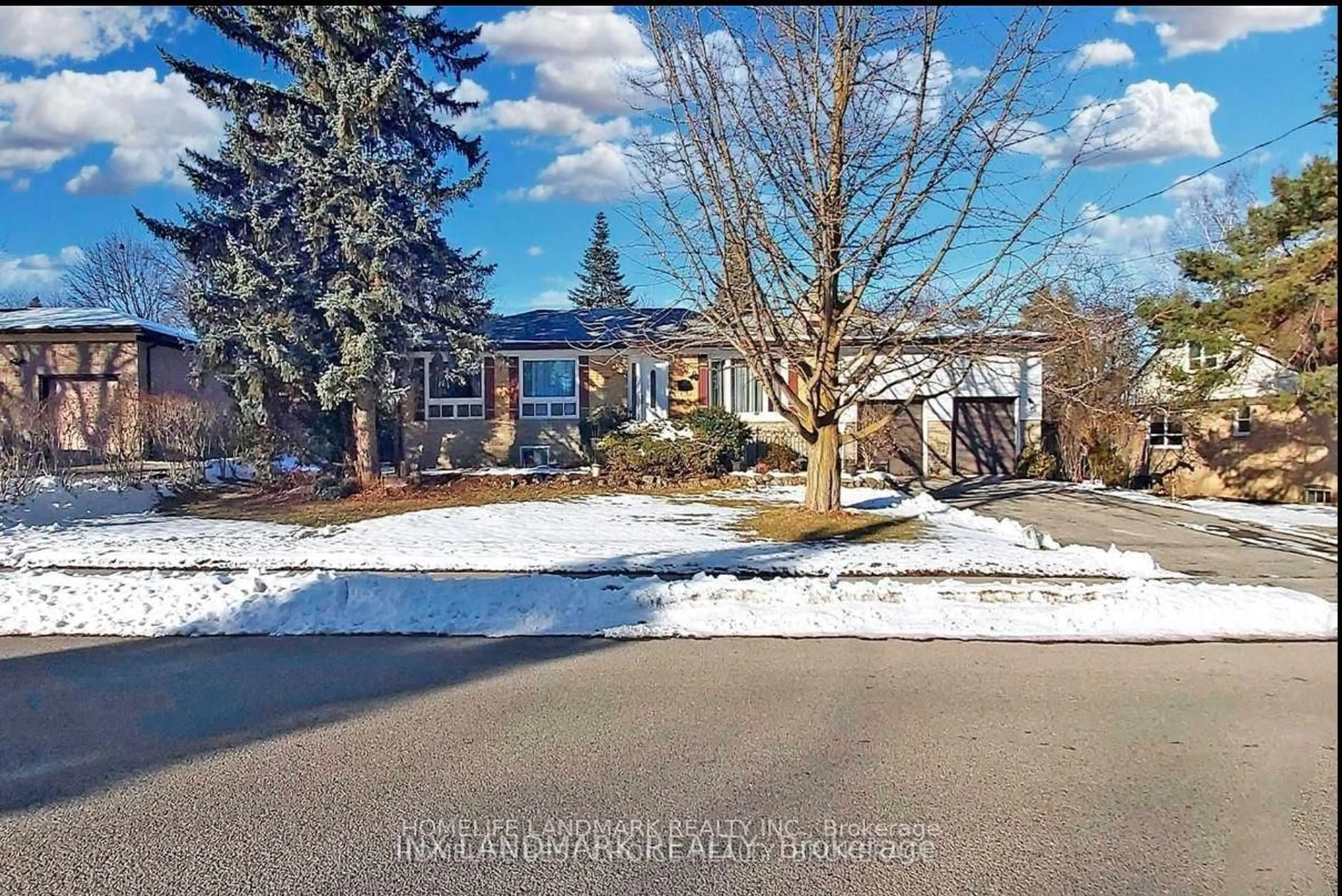 A pic from outside/outdoor area/front of a property/back of a property/a pic from drone, street for 32 Kirk Dr, Markham Ontario L3T 3L1