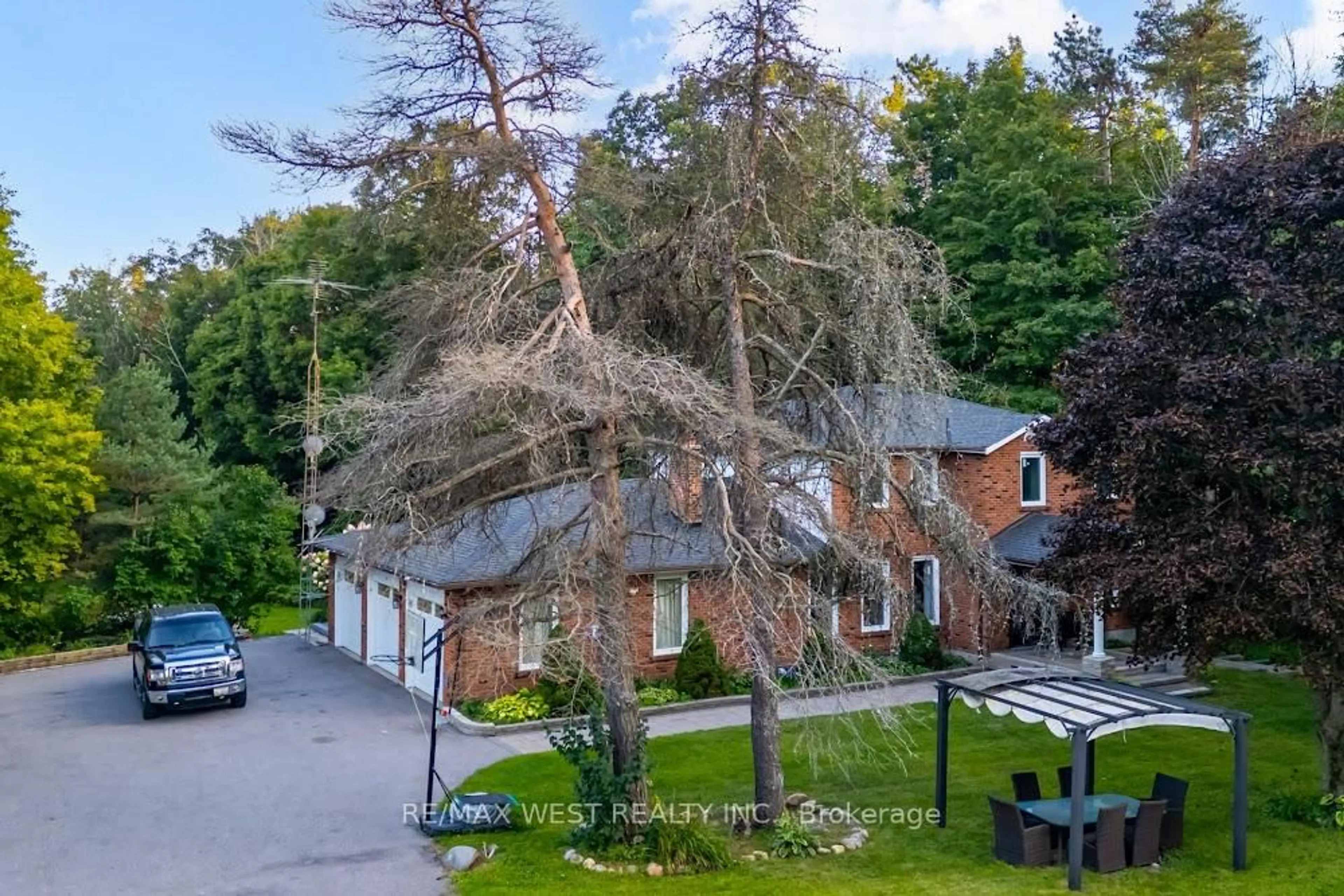 A pic from outside/outdoor area/front of a property/back of a property/a pic from drone, street for 661 Regional Road 21 #21, Uxbridge Ontario L9L 1B5