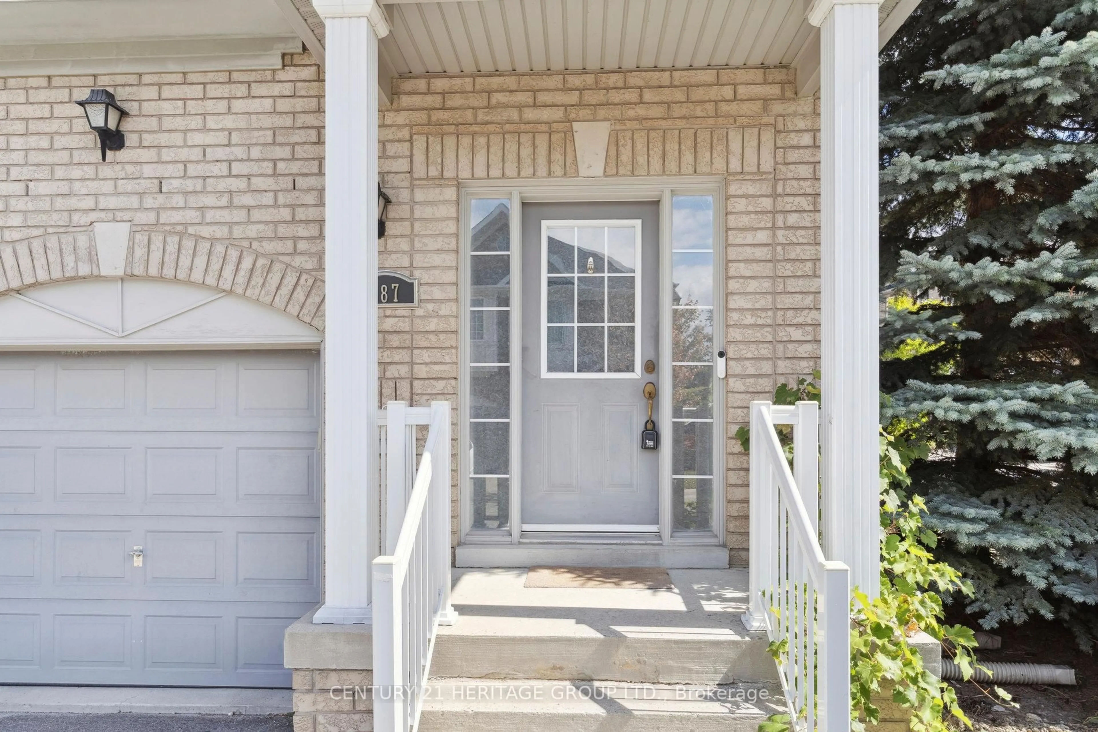 Indoor entryway for 187 Tom Taylor Cres, Newmarket Ontario L3X 3E9
