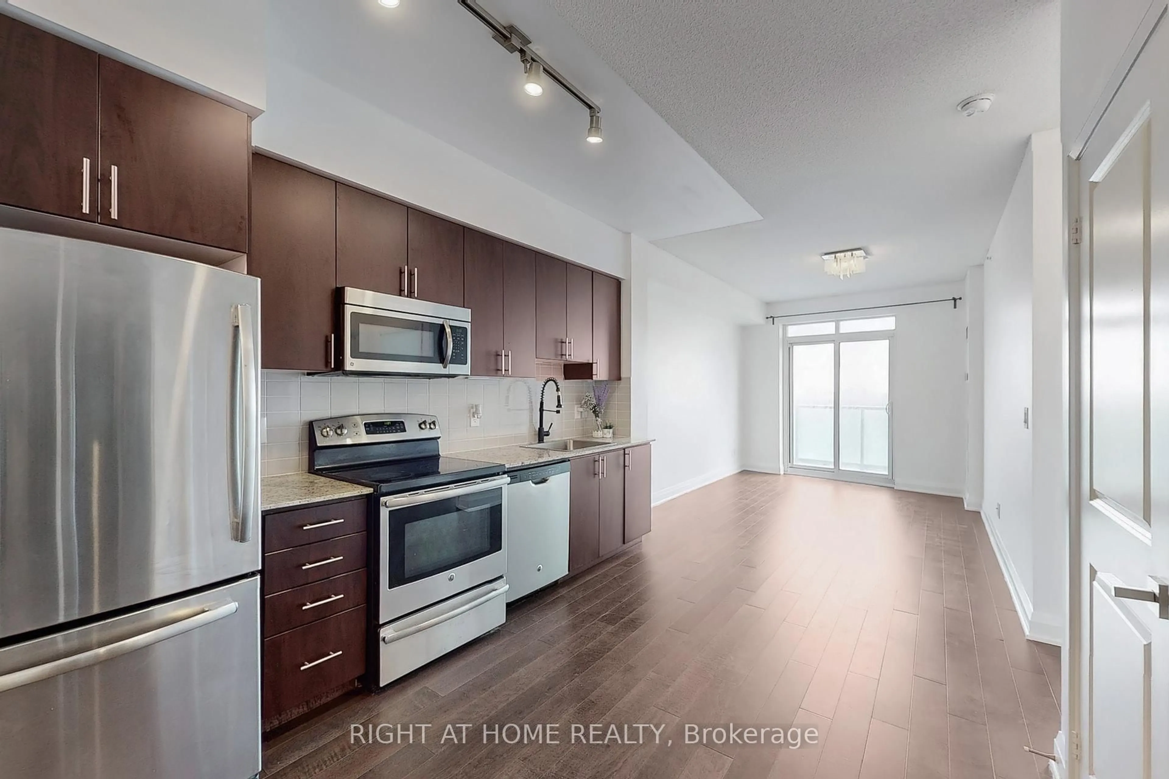 Open concept kitchen, wood/laminate floor for 7161 Yonge St #1127, Markham Ontario L3T 0C8