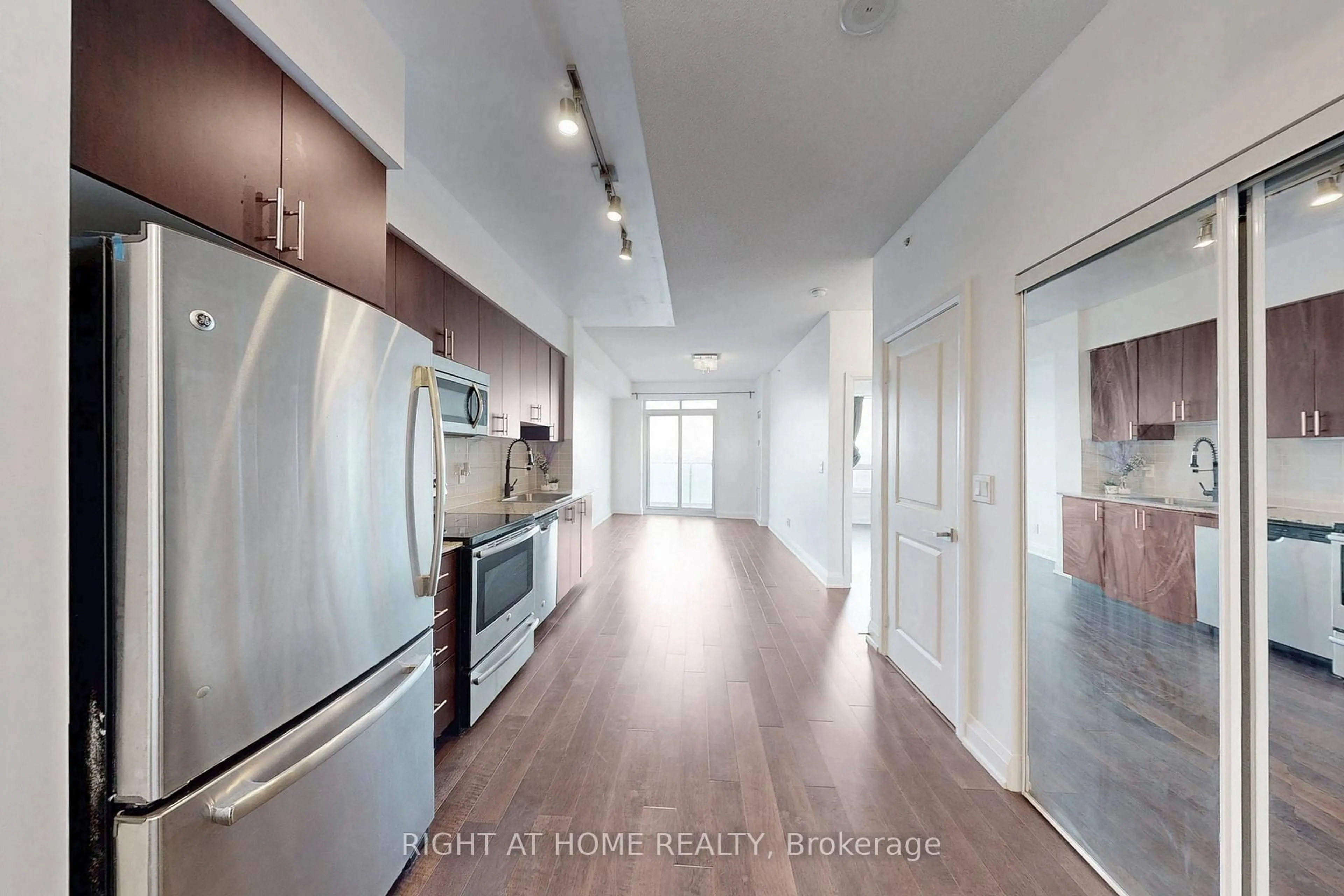 Open concept kitchen, wood/laminate floor for 7161 Yonge St #1127, Markham Ontario L3T 0C8