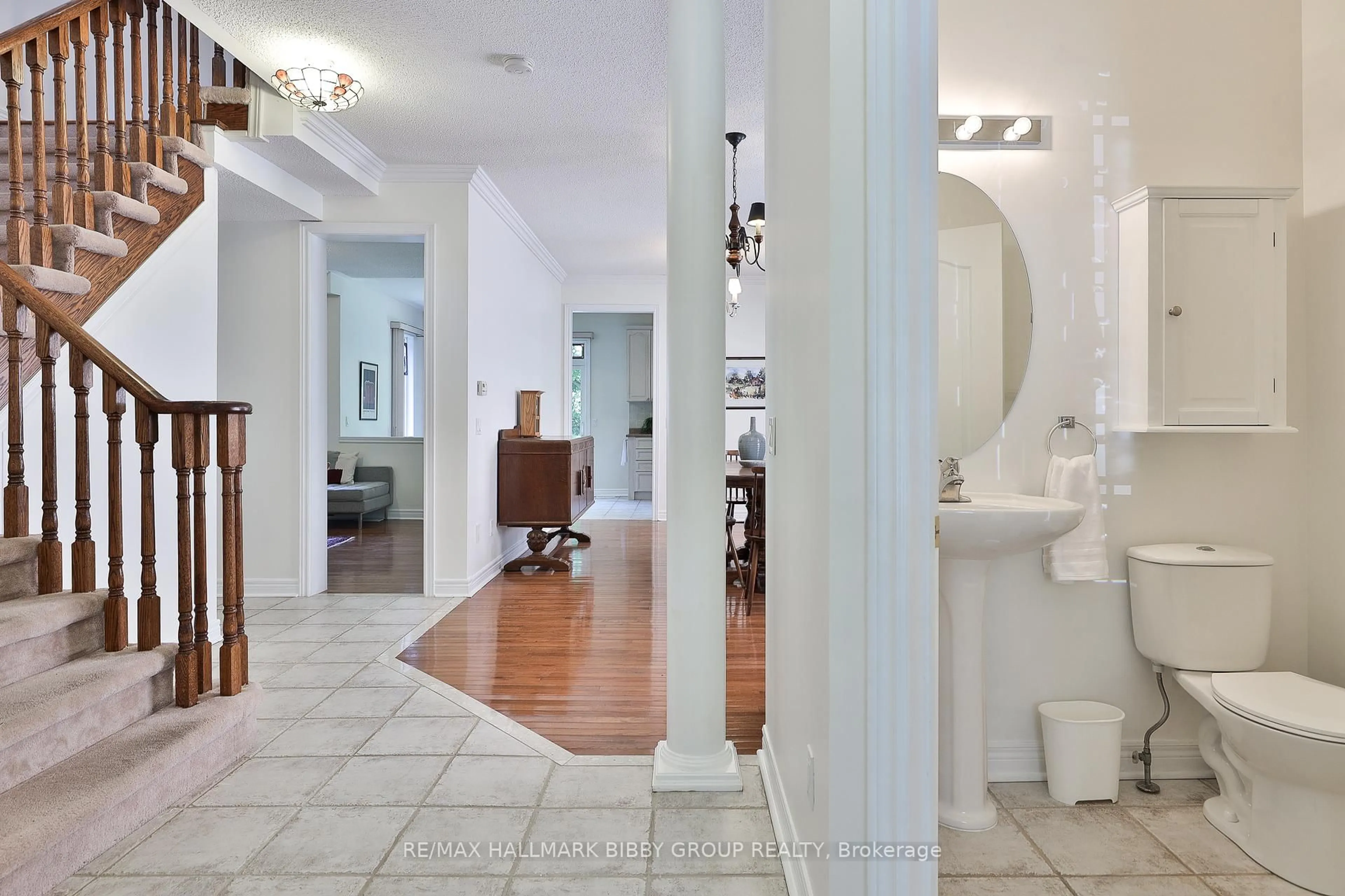 Indoor foyer for 26 Lark Cres, Richmond Hill Ontario L4S 2N2