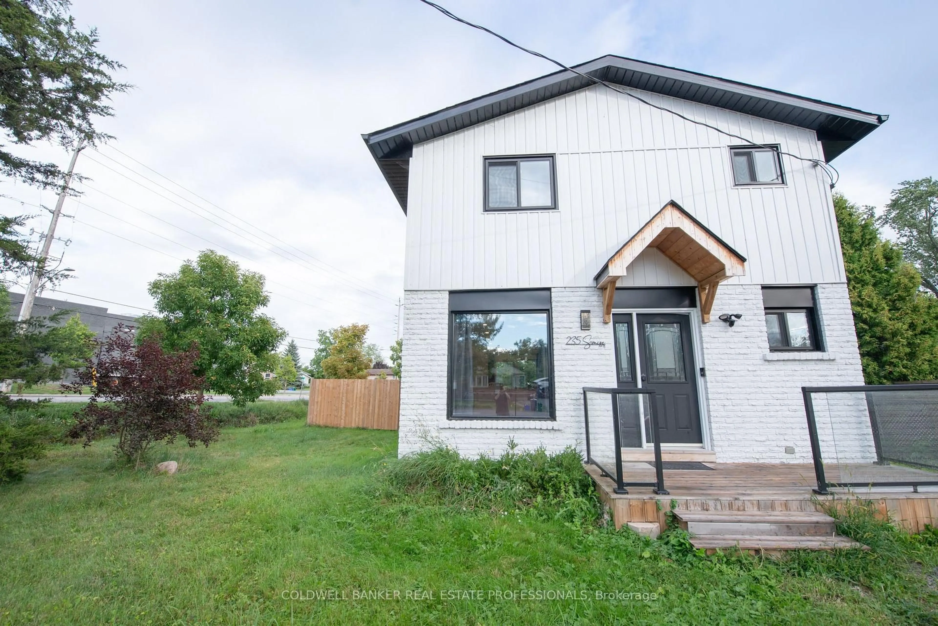 A pic from outside/outdoor area/front of a property/back of a property/a pic from drone, street for 235 Simcoe Ave, Georgina Ontario L4P 2H9