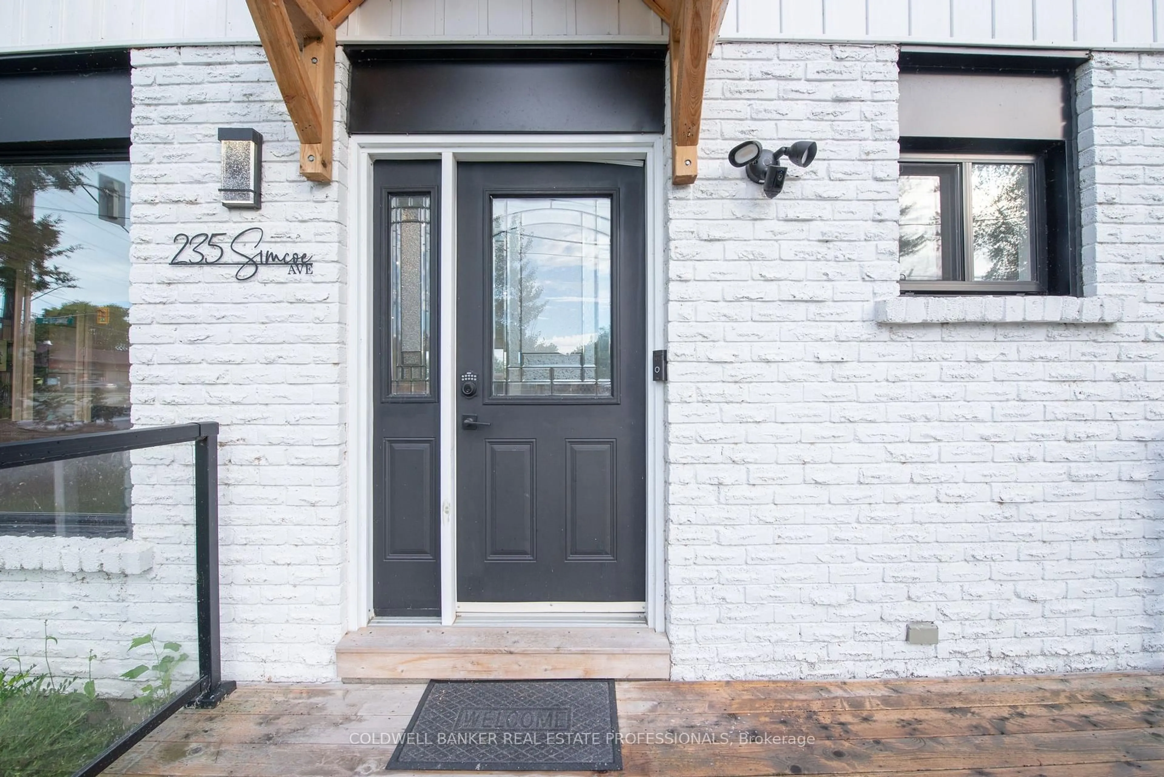 Indoor entryway for 235 Simcoe Ave, Georgina Ontario L4P 2H9