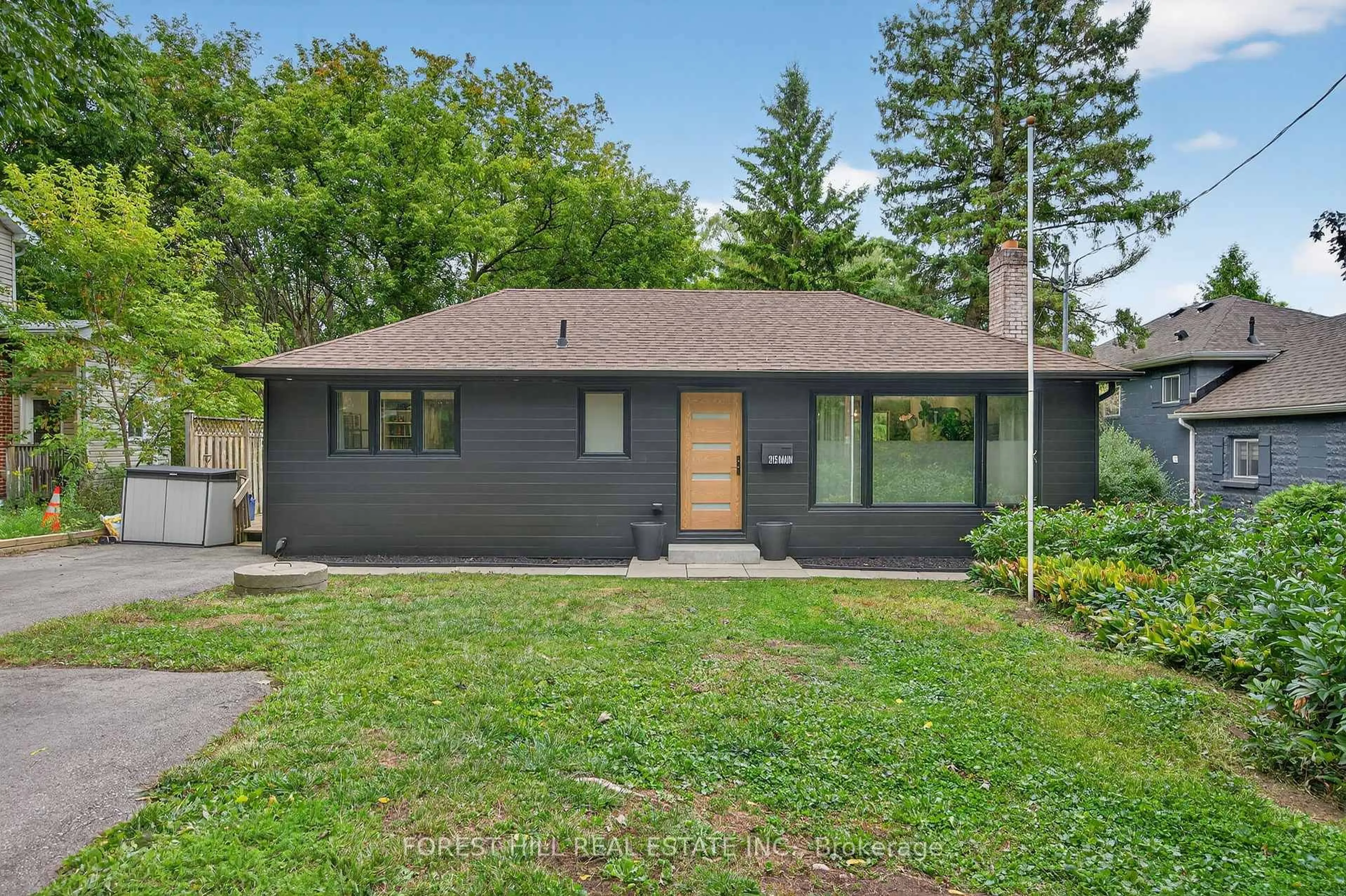 Home with vinyl exterior material, street for 215 MAIN St, Newmarket Ontario L3Y 9B1