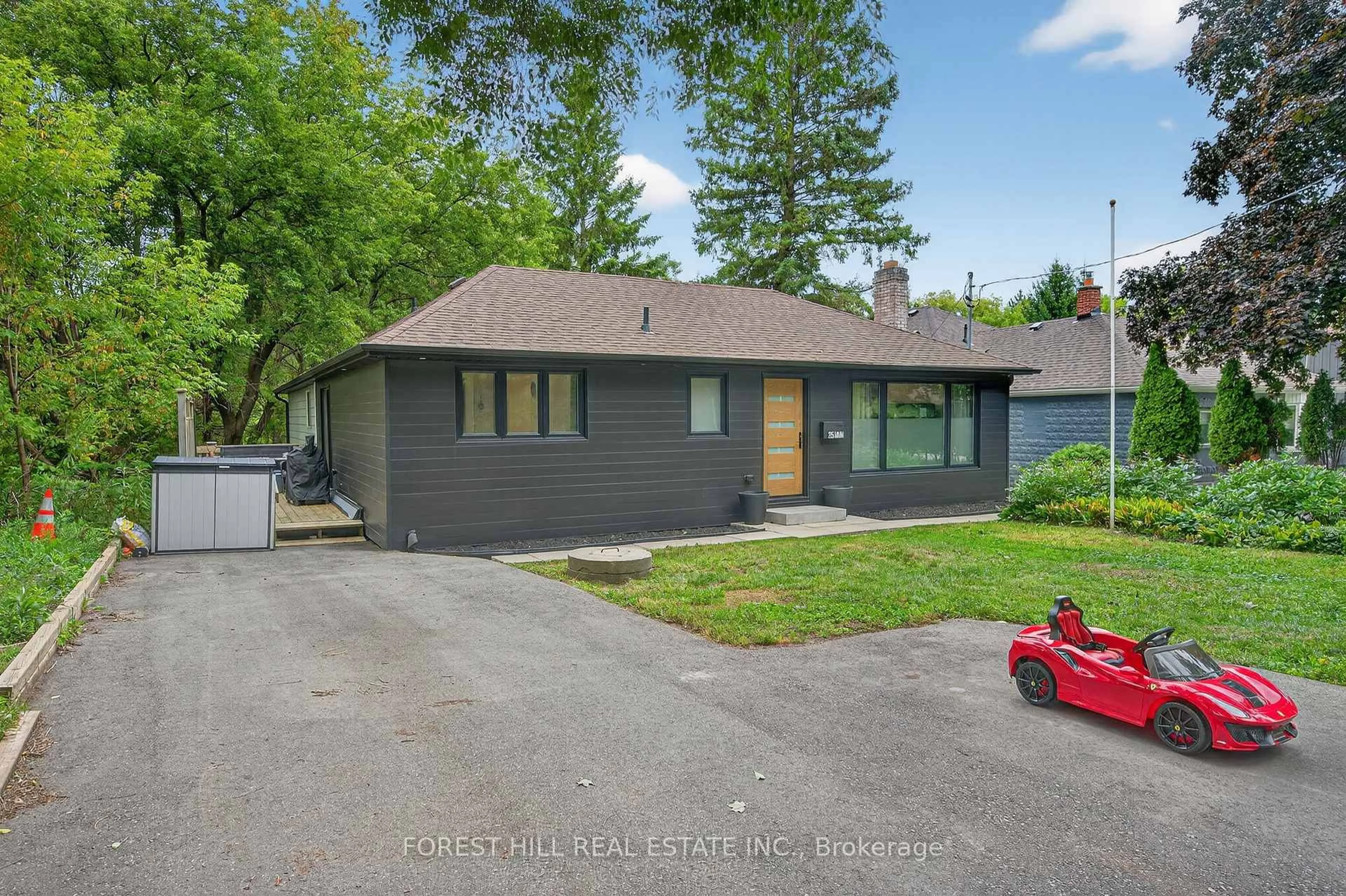 A pic from outside/outdoor area/front of a property/back of a property/a pic from drone, street for 215 MAIN St, Newmarket Ontario L3Y 9B1