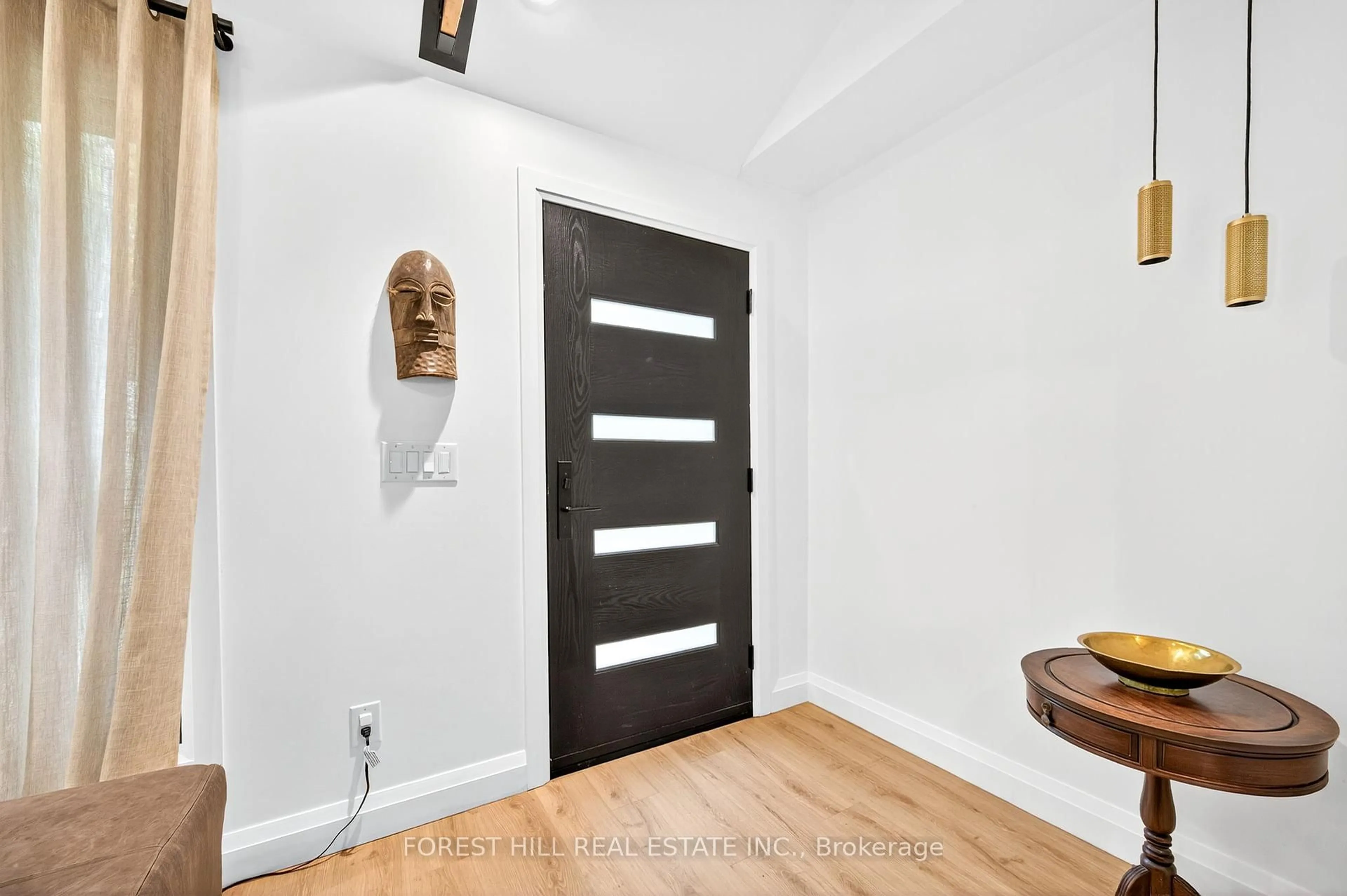 Indoor entryway for 215 MAIN St, Newmarket Ontario L3Y 9B1