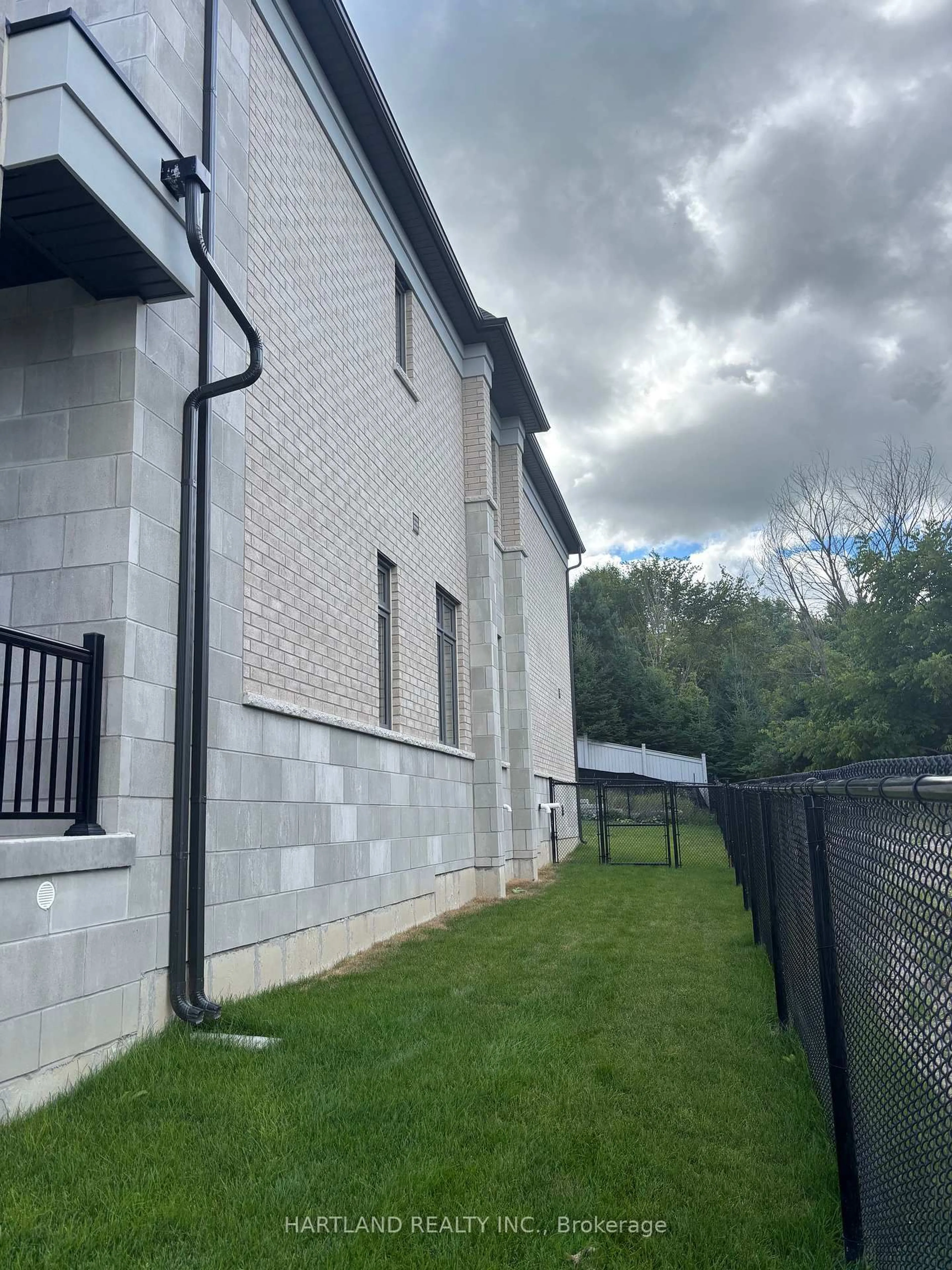A pic from outside/outdoor area/front of a property/back of a property/a pic from drone, building for 79 Wraggs Rd, Bradford West Gwillimbury Ontario L3Z 4N1