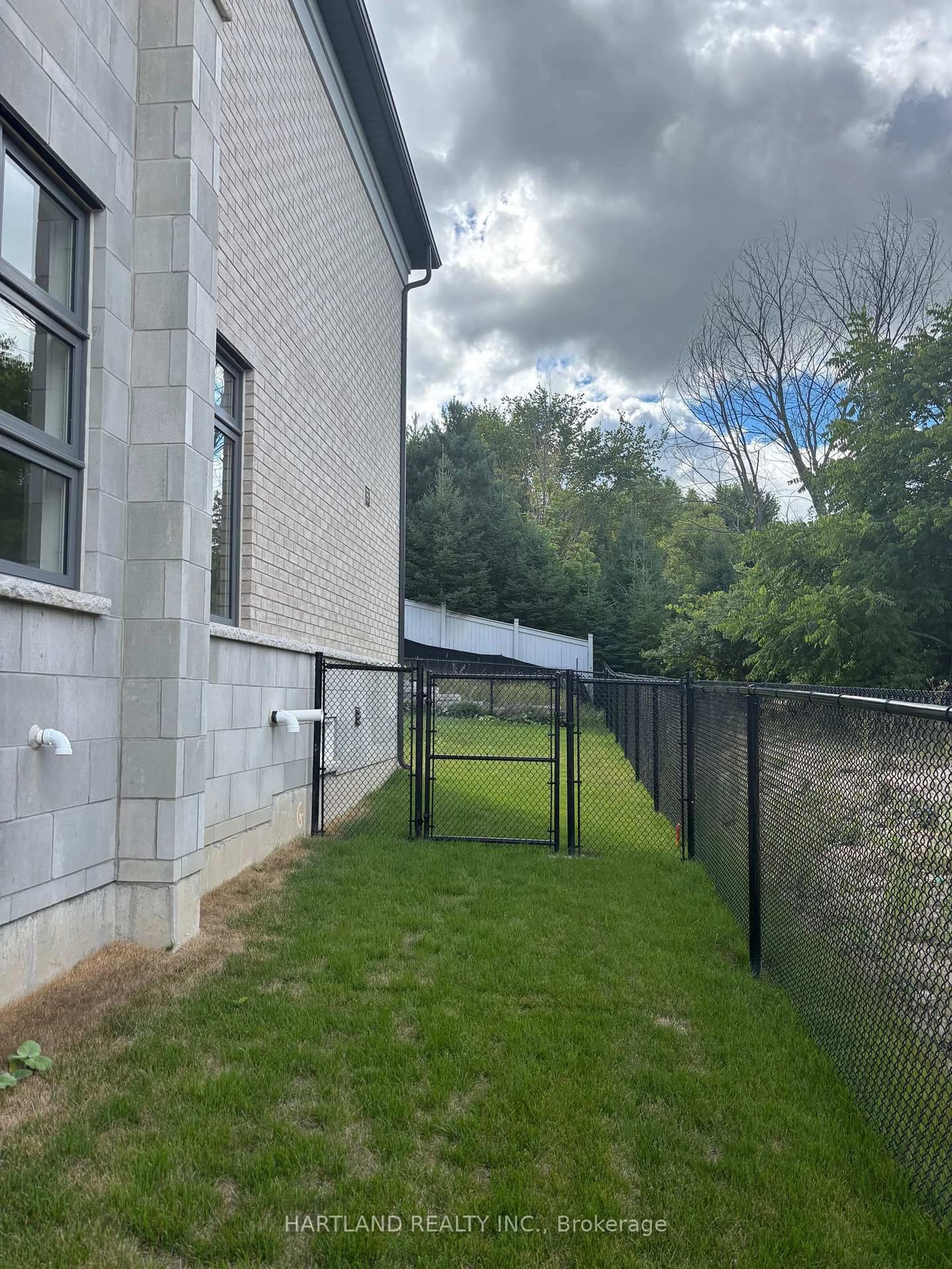 A pic from outside/outdoor area/front of a property/back of a property/a pic from drone, unknown for 79 Wraggs Rd, Bradford West Gwillimbury Ontario L3Z 4N1