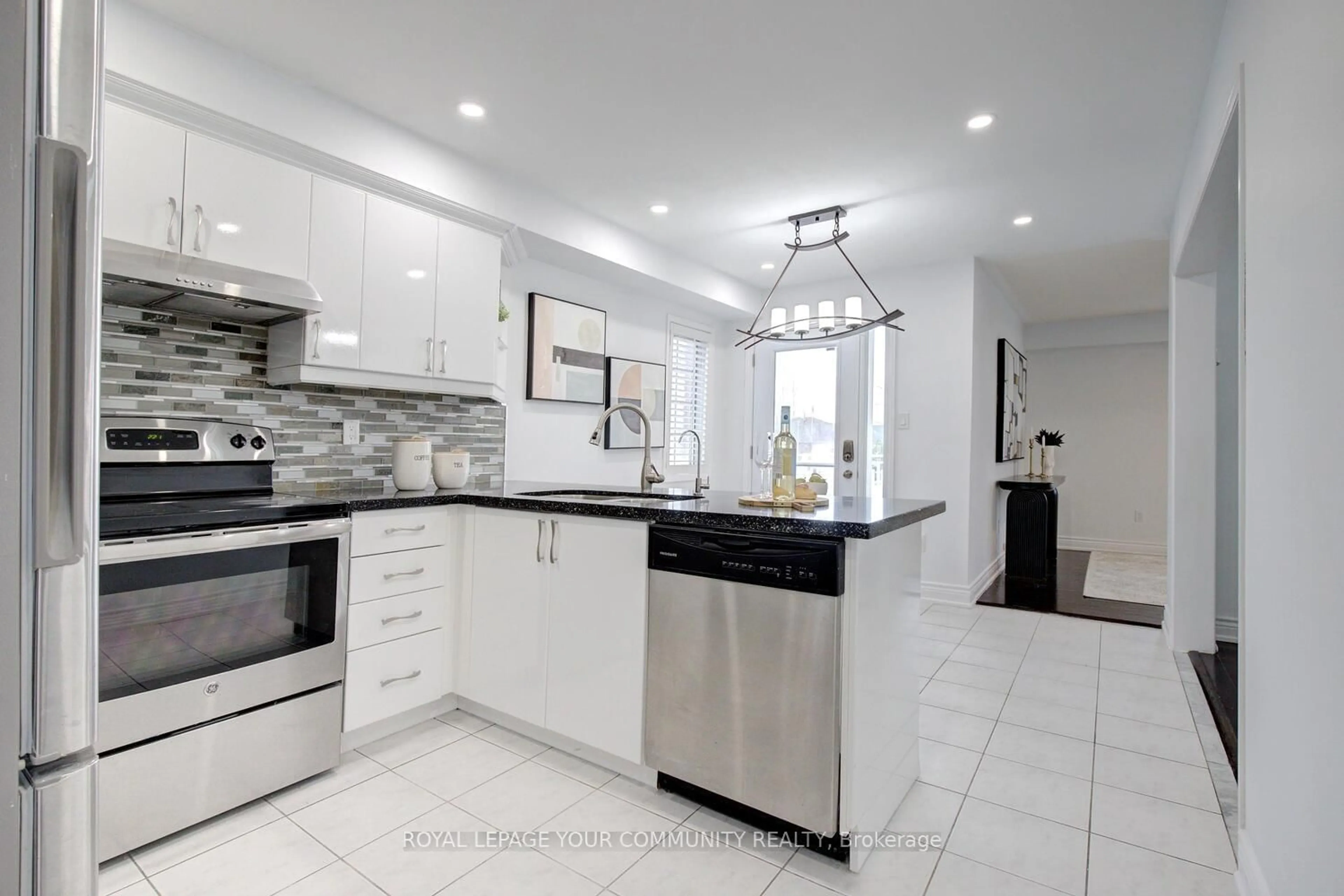 Open concept kitchen, ceramic/tile floor for 2 Bestview Cres, Vaughan Ontario L6A 3S8