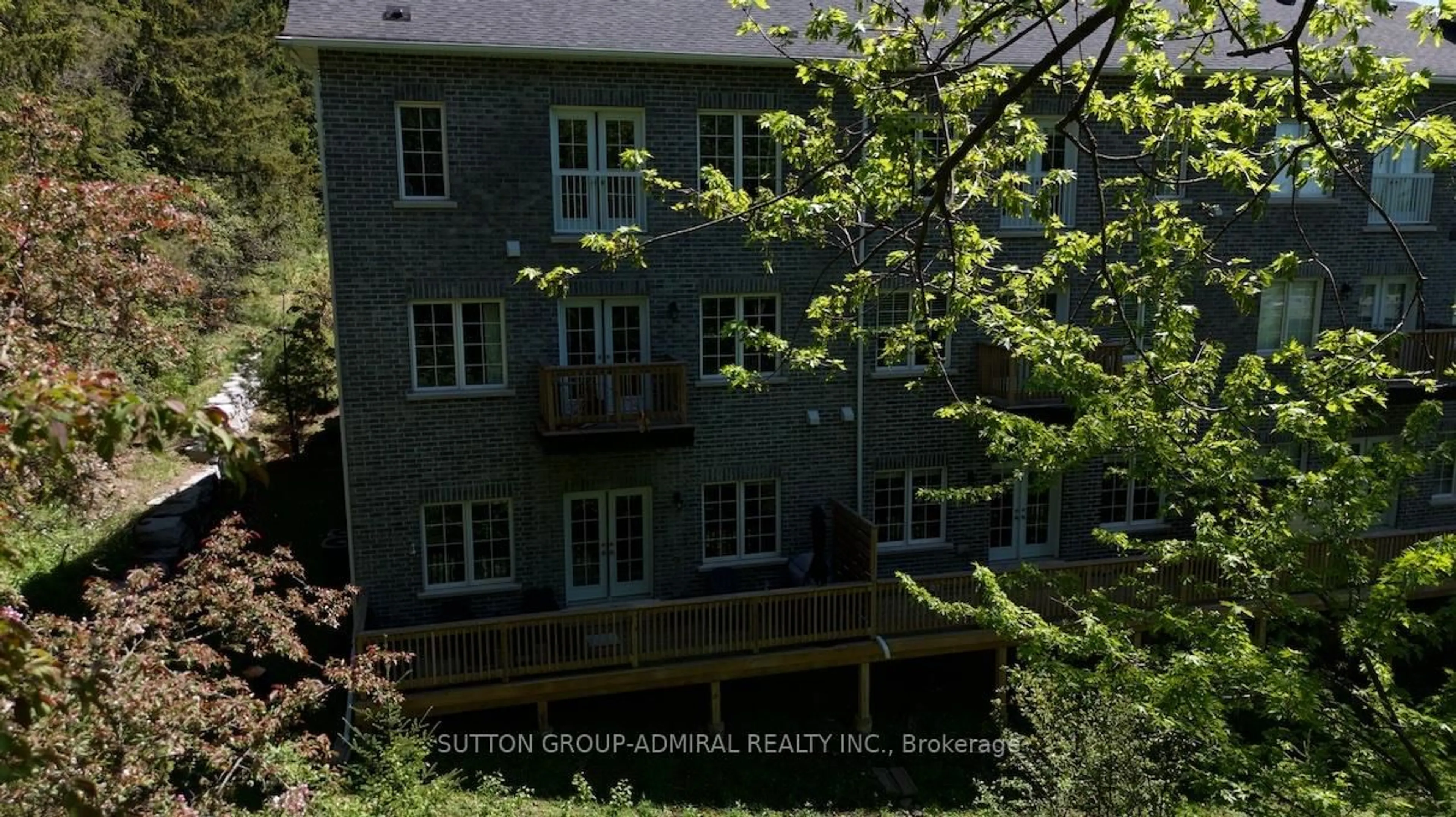 A pic from outside/outdoor area/front of a property/back of a property/a pic from drone, unknown for 74 Old Bloomington Rd, Aurora Ontario L4G 0M2