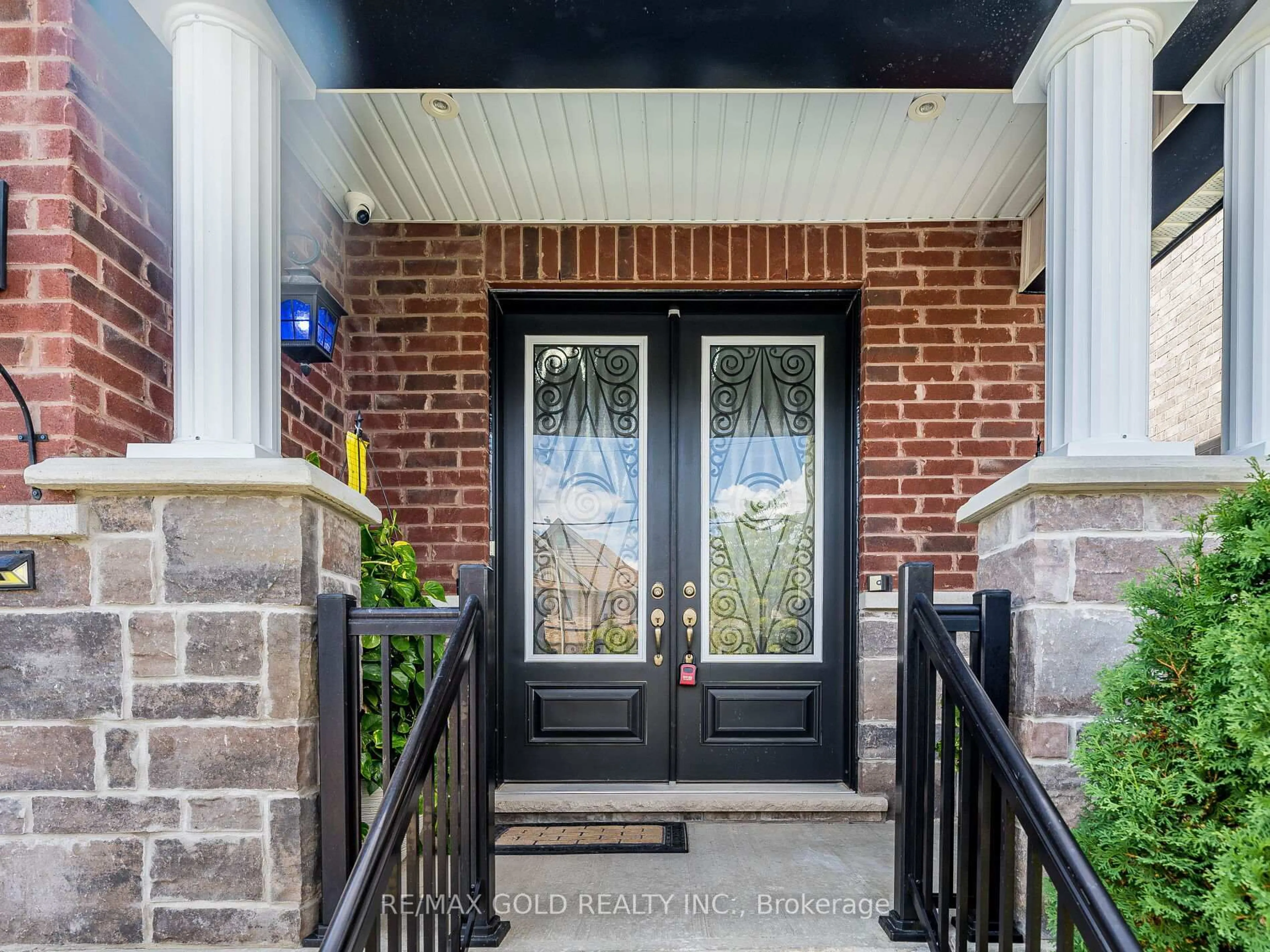 Indoor entryway for 220 Eight Ave, New Tecumseth Ontario L9R 0H8