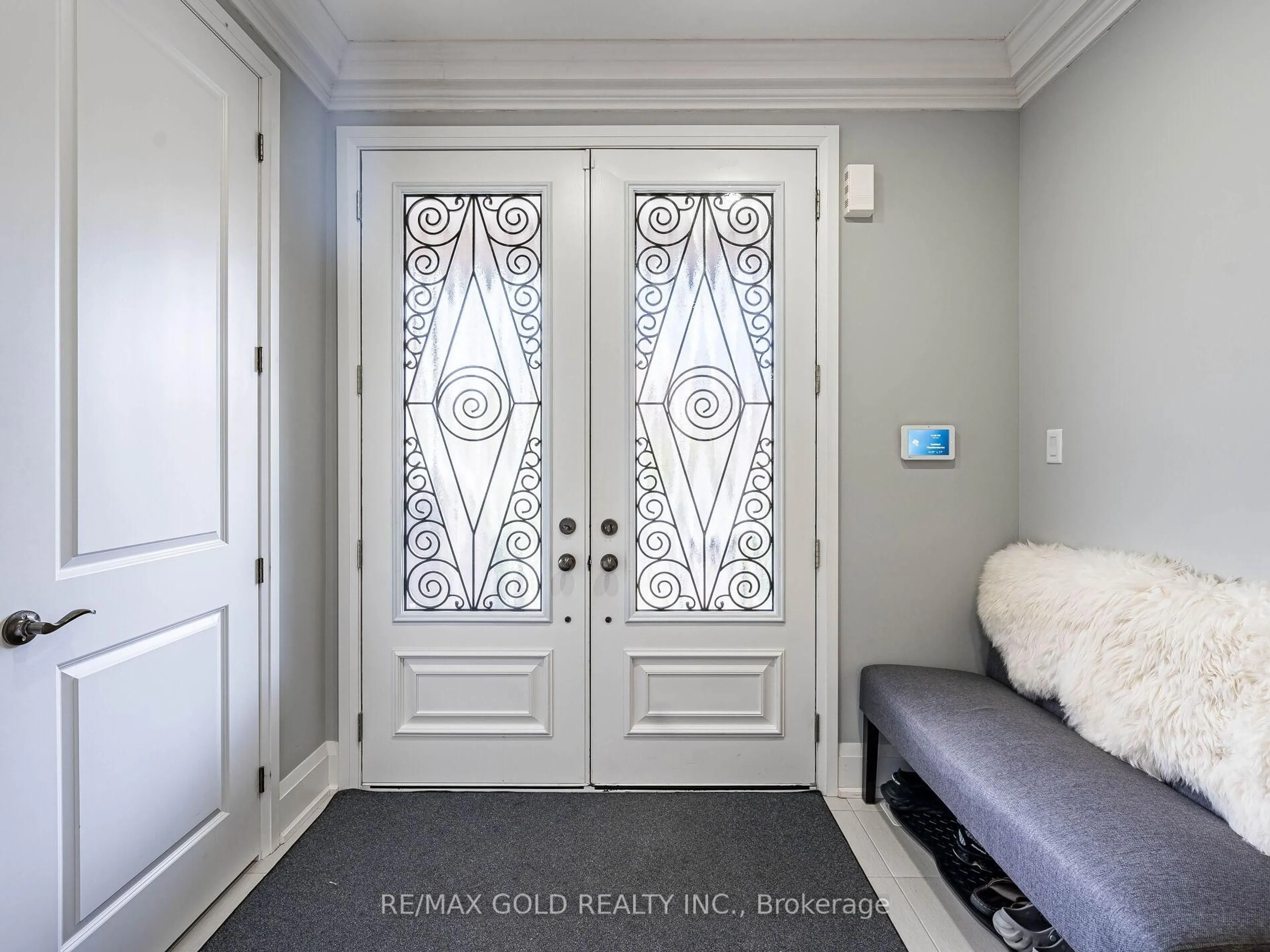Indoor entryway for 220 Eight Ave, New Tecumseth Ontario L9R 0H8