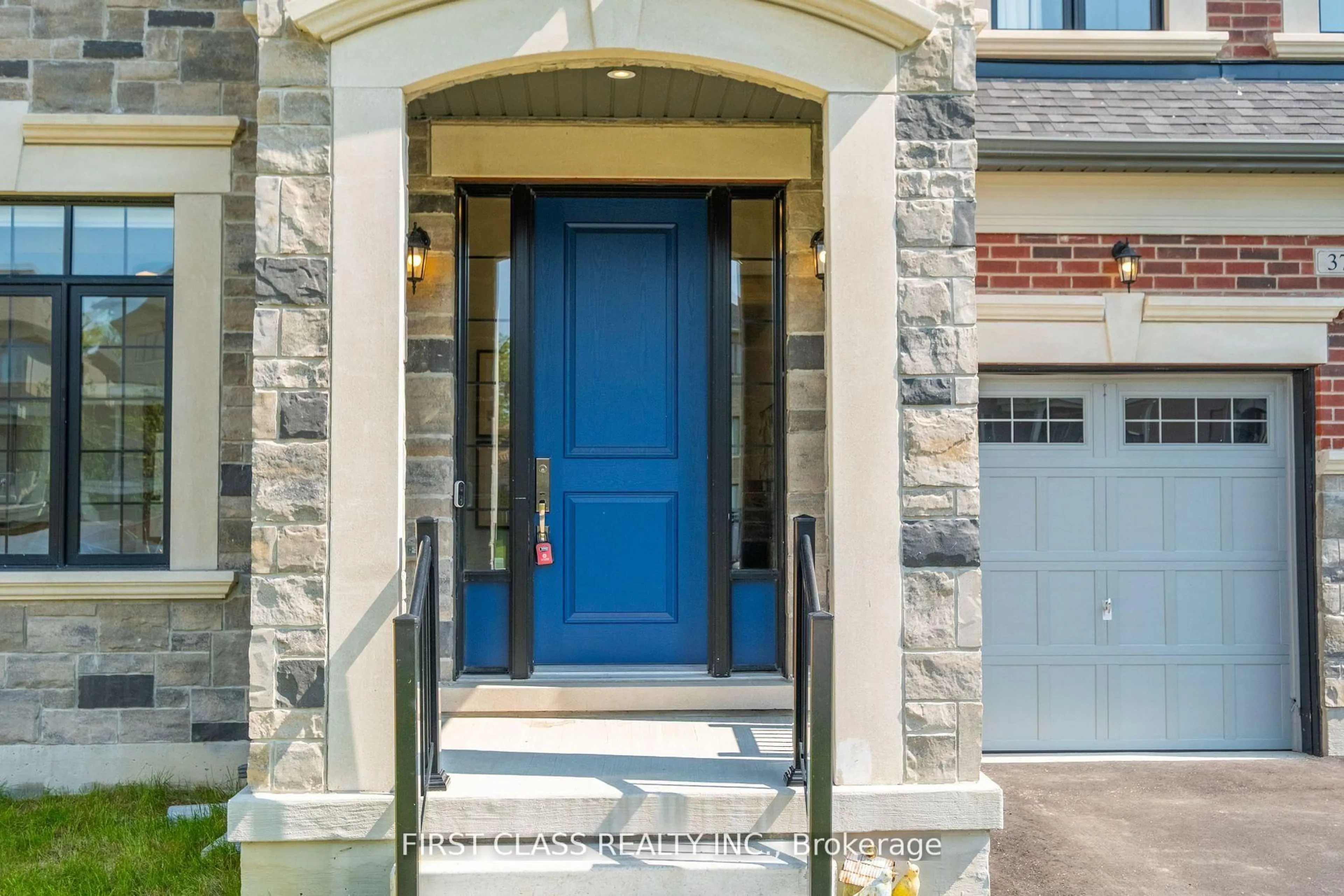 Indoor entryway for 37 Kenneth Campbell Crct, Aurora Ontario L4G 5Z2