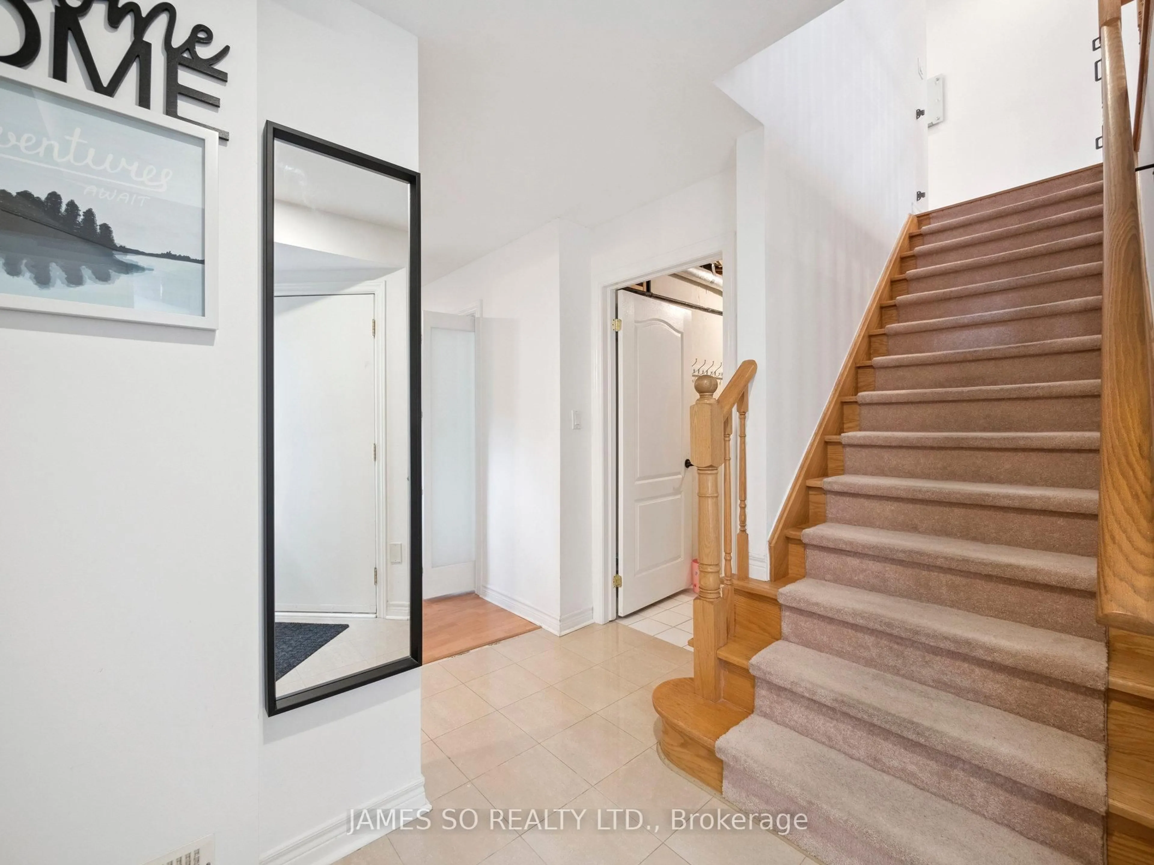 Indoor entryway for 9133 Bayview Ave #39, Richmond Hill Ontario L4B 4C5