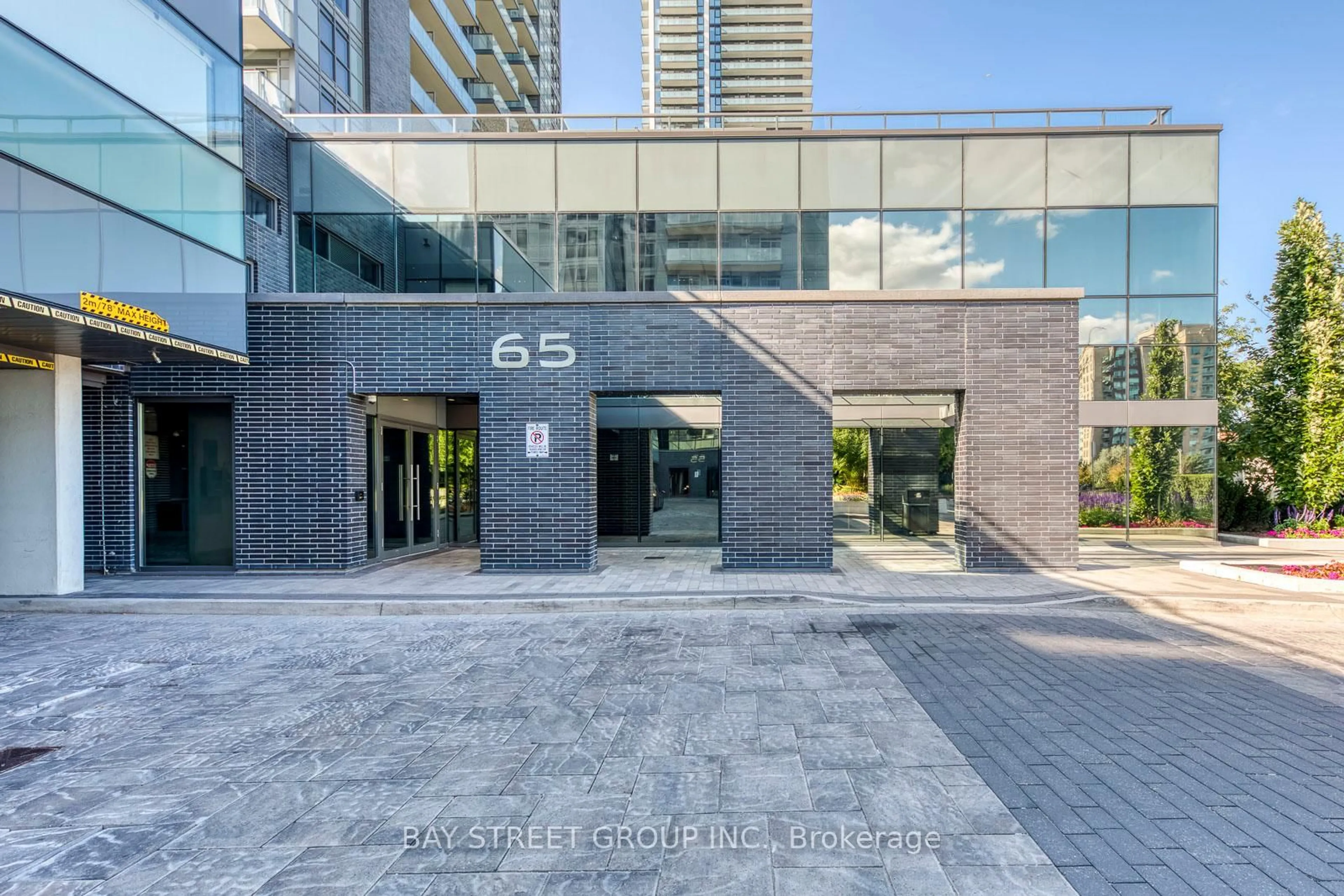 Indoor foyer for 65 Oneida Cres #404, Richmond Hill Ontario L4B 0A1