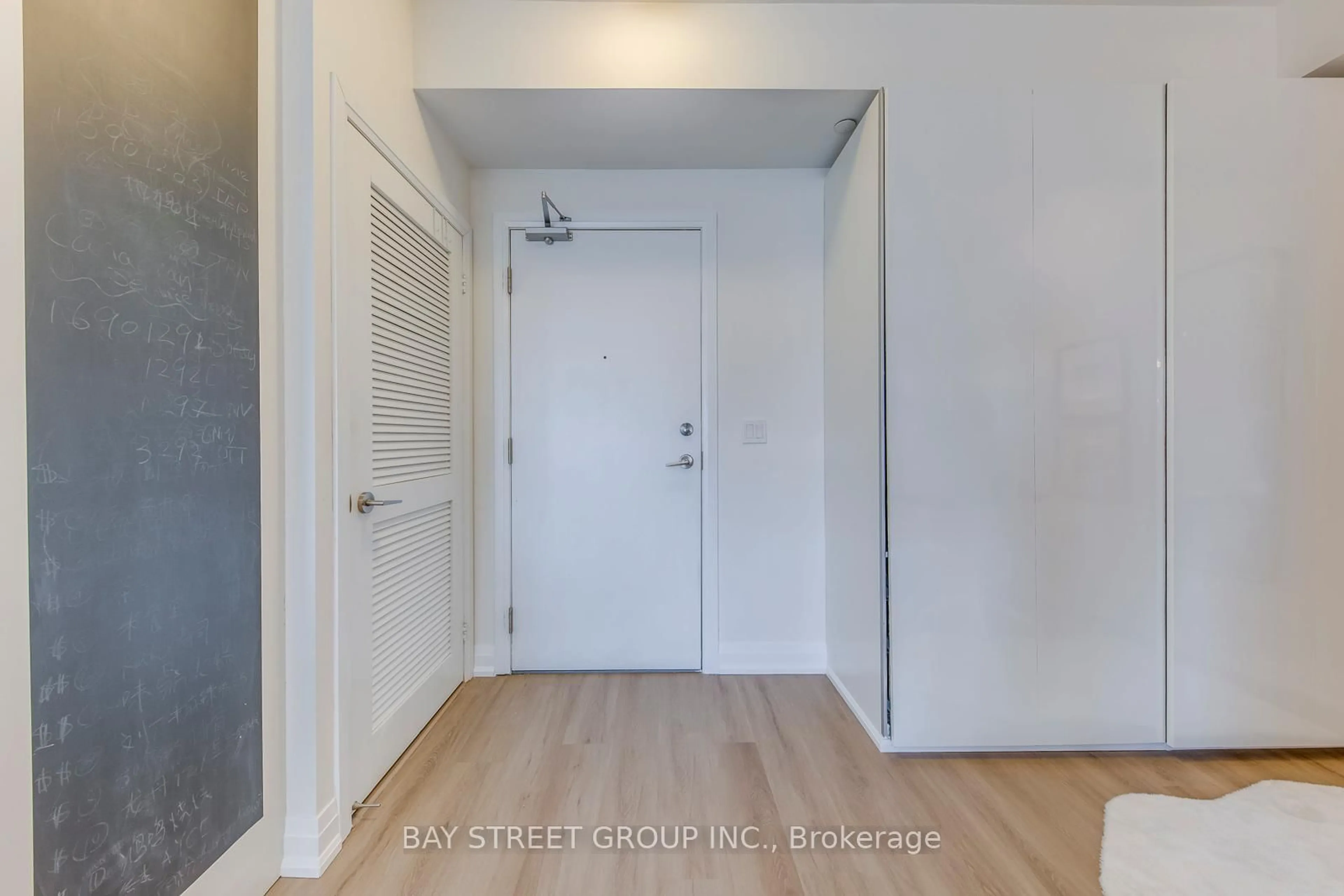 Indoor entryway for 65 Oneida Cres #404, Richmond Hill Ontario L4B 0A1