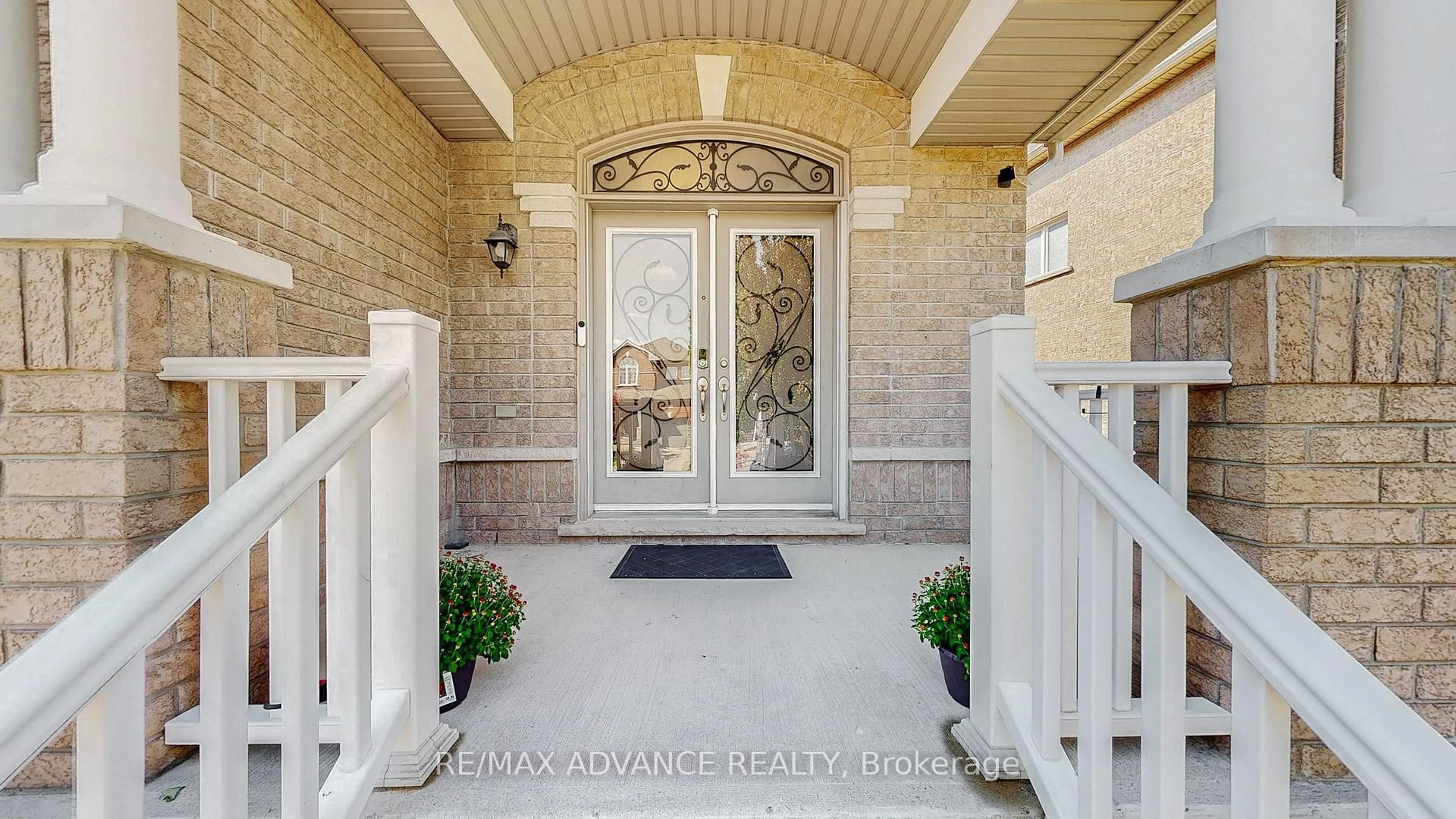 Indoor entryway for 151 Laramie Cres, Vaughan Ontario L6A 0R1