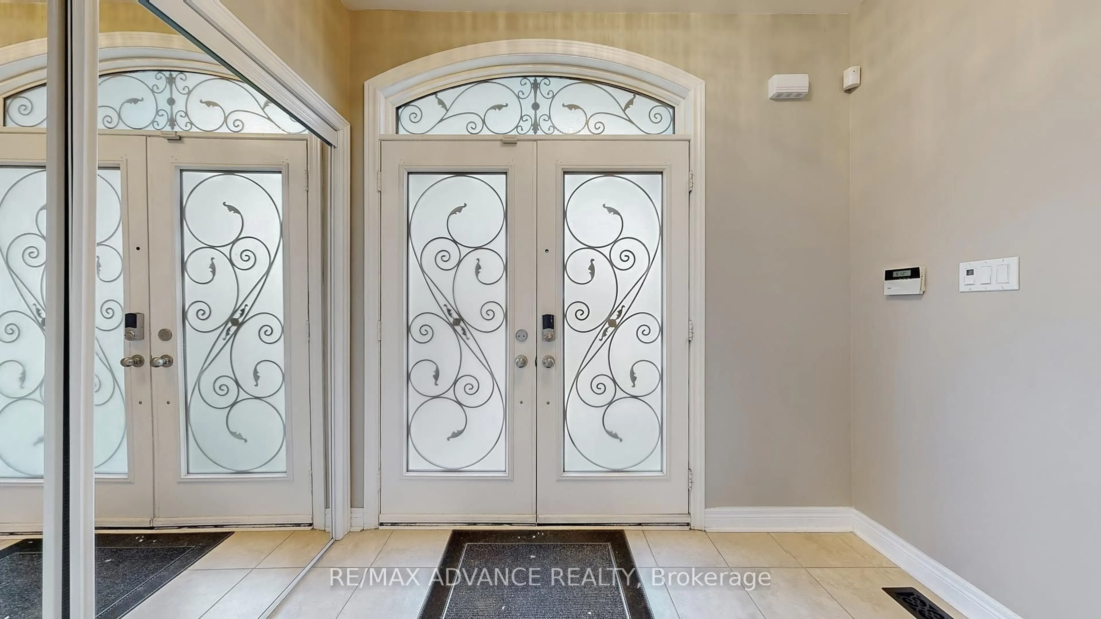 Indoor entryway for 151 Laramie Cres, Vaughan Ontario L6A 0R1
