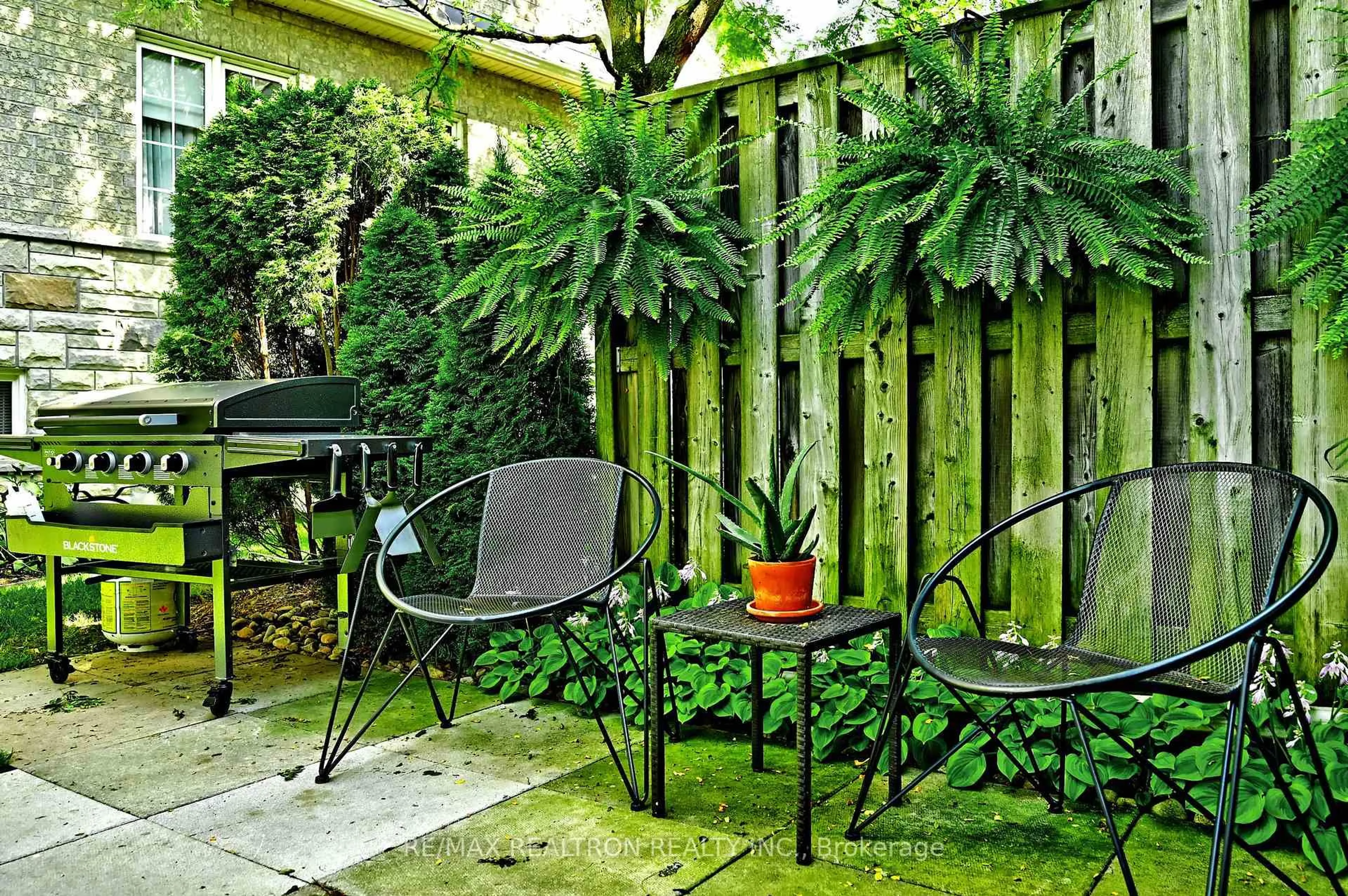 Patio, street for 331 Terry Carter Cres, Newmarket Ontario L3Y 9G2