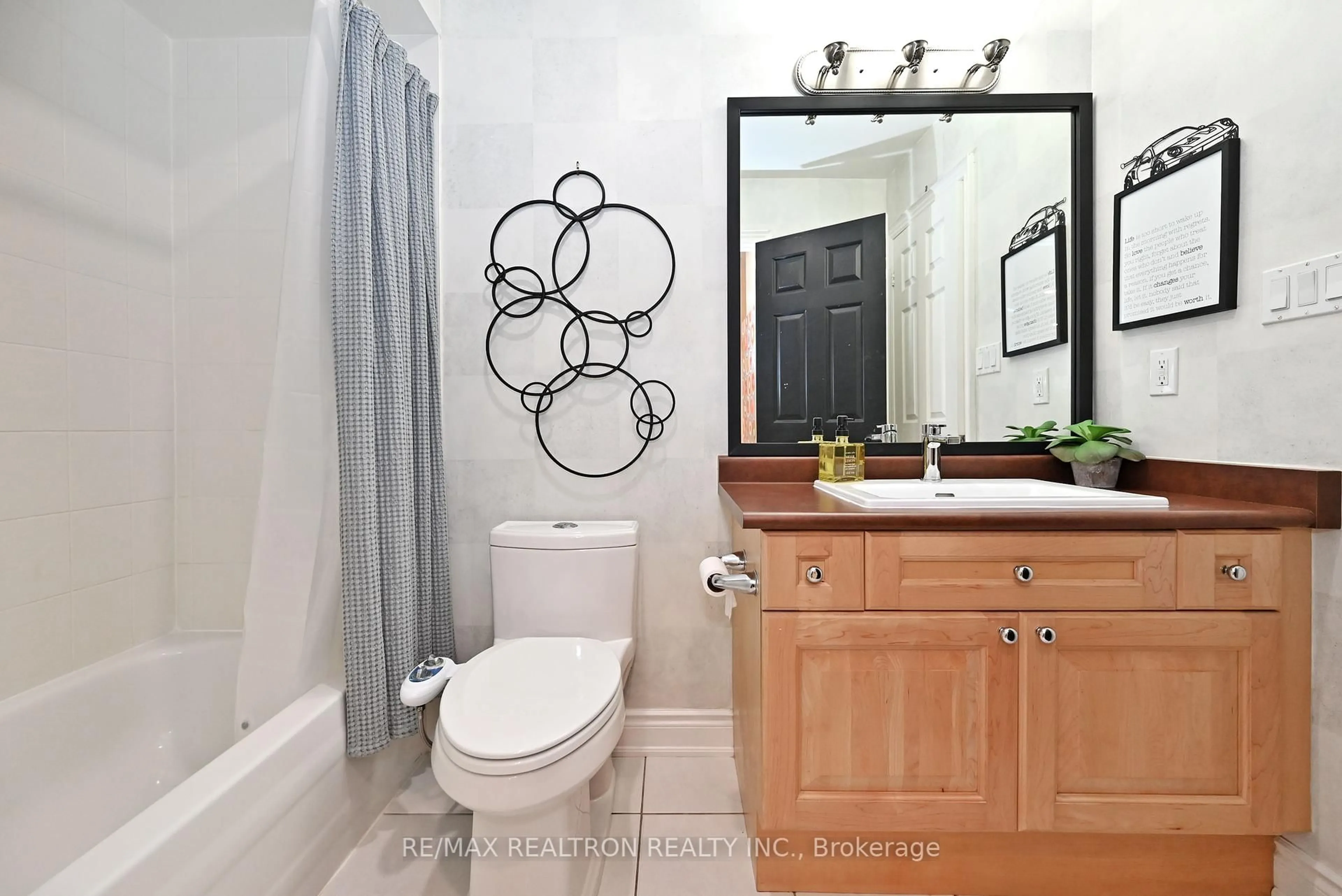 Standard bathroom, ceramic/tile floor for 331 Terry Carter Cres, Newmarket Ontario L3Y 9G2