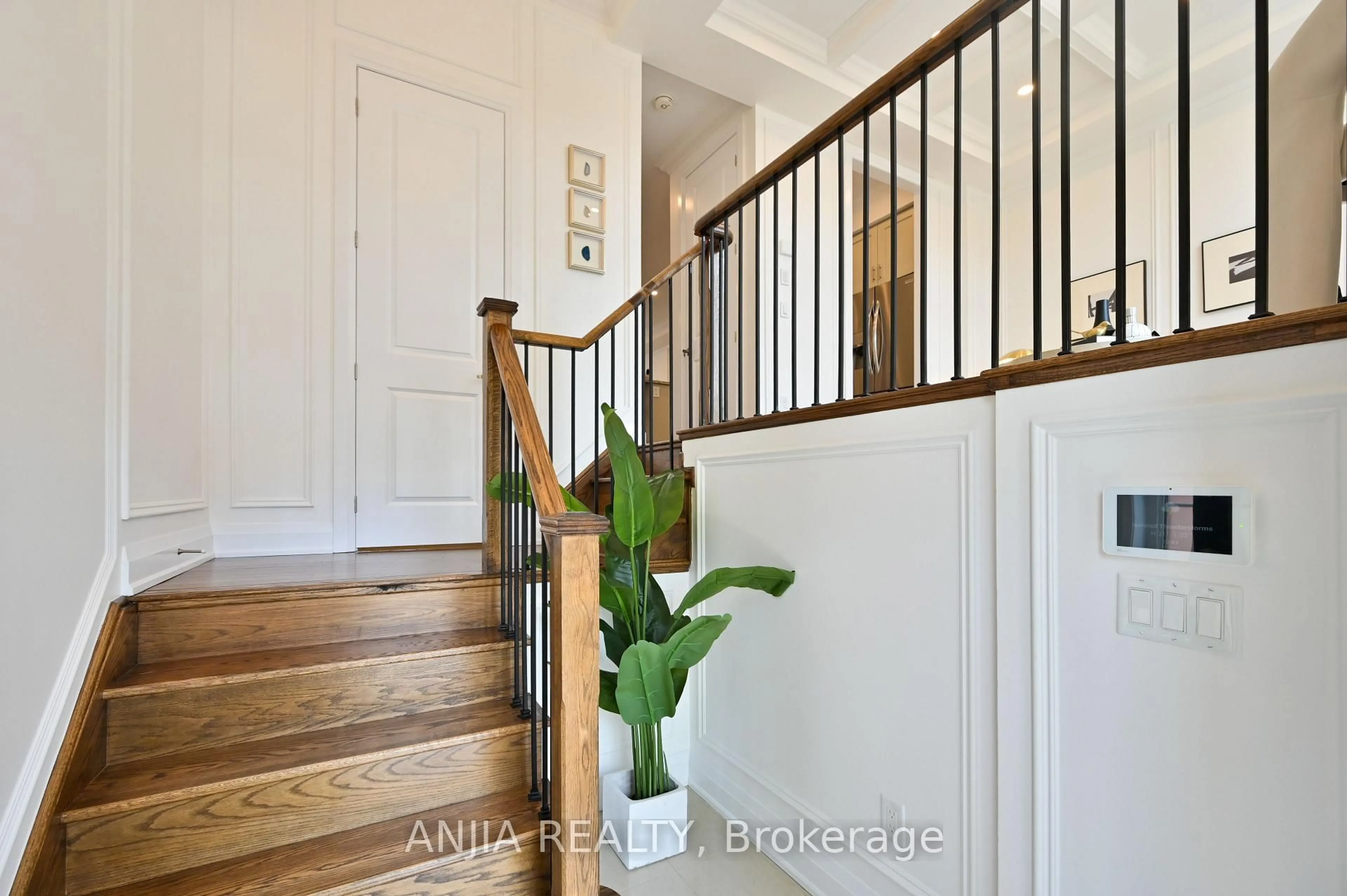Indoor entryway for 37 Duncombe Lane, Richmond Hill Ontario L4C 1C2