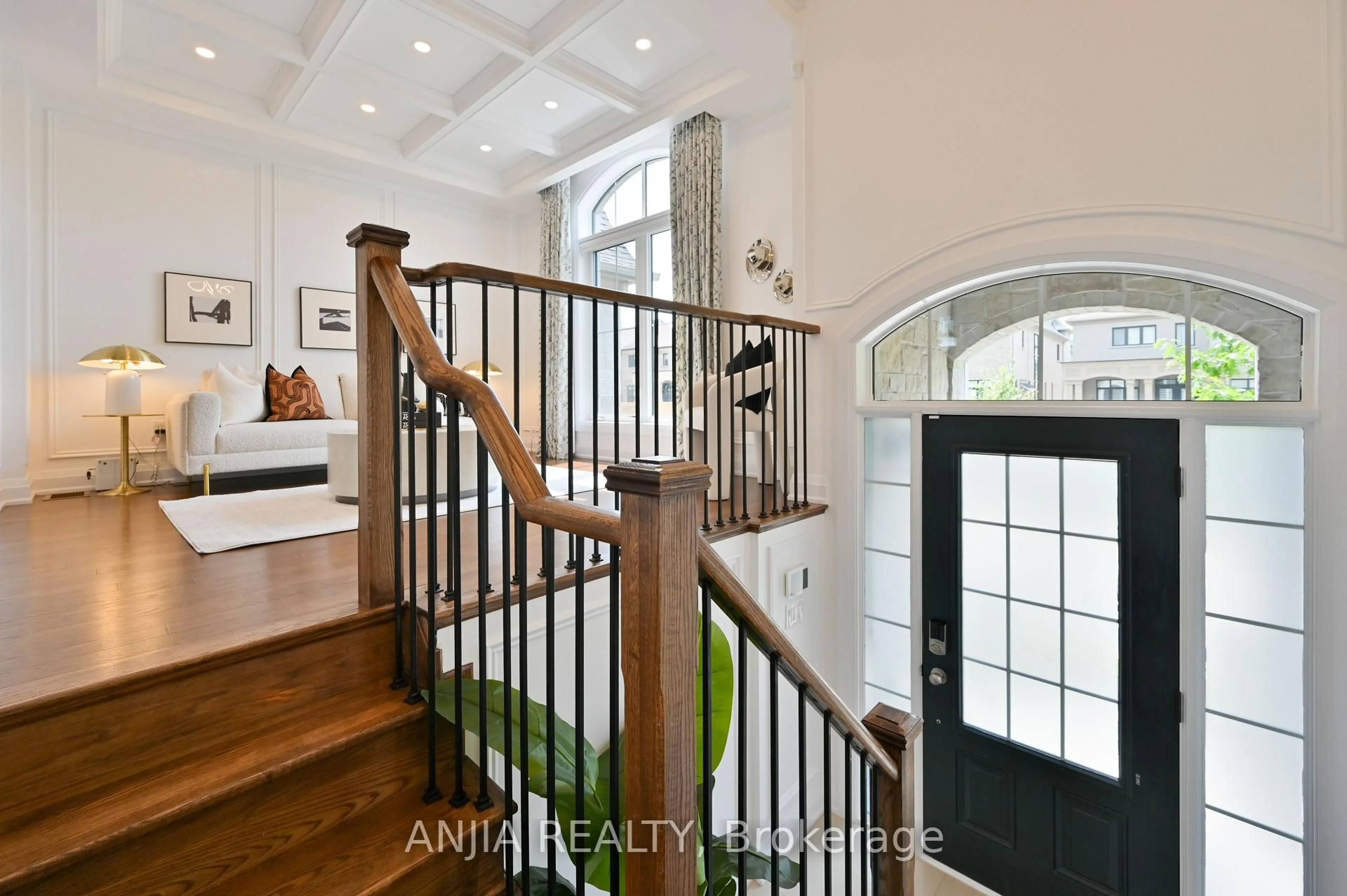 Indoor entryway for 37 Duncombe Lane, Richmond Hill Ontario L4C 1C2