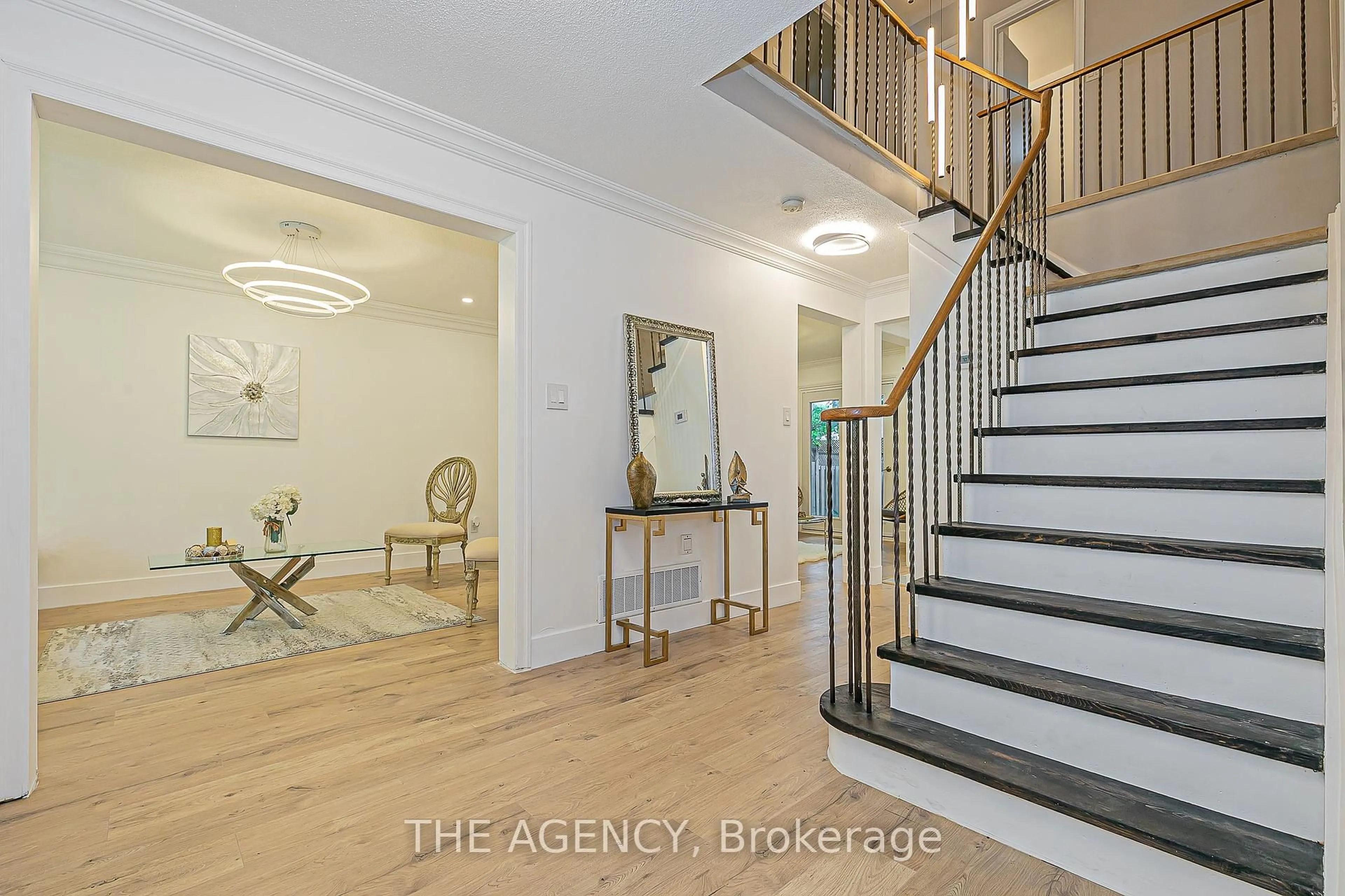 Indoor entryway for 310 Primrose Lane, Newmarket Ontario L3Y 5Y9