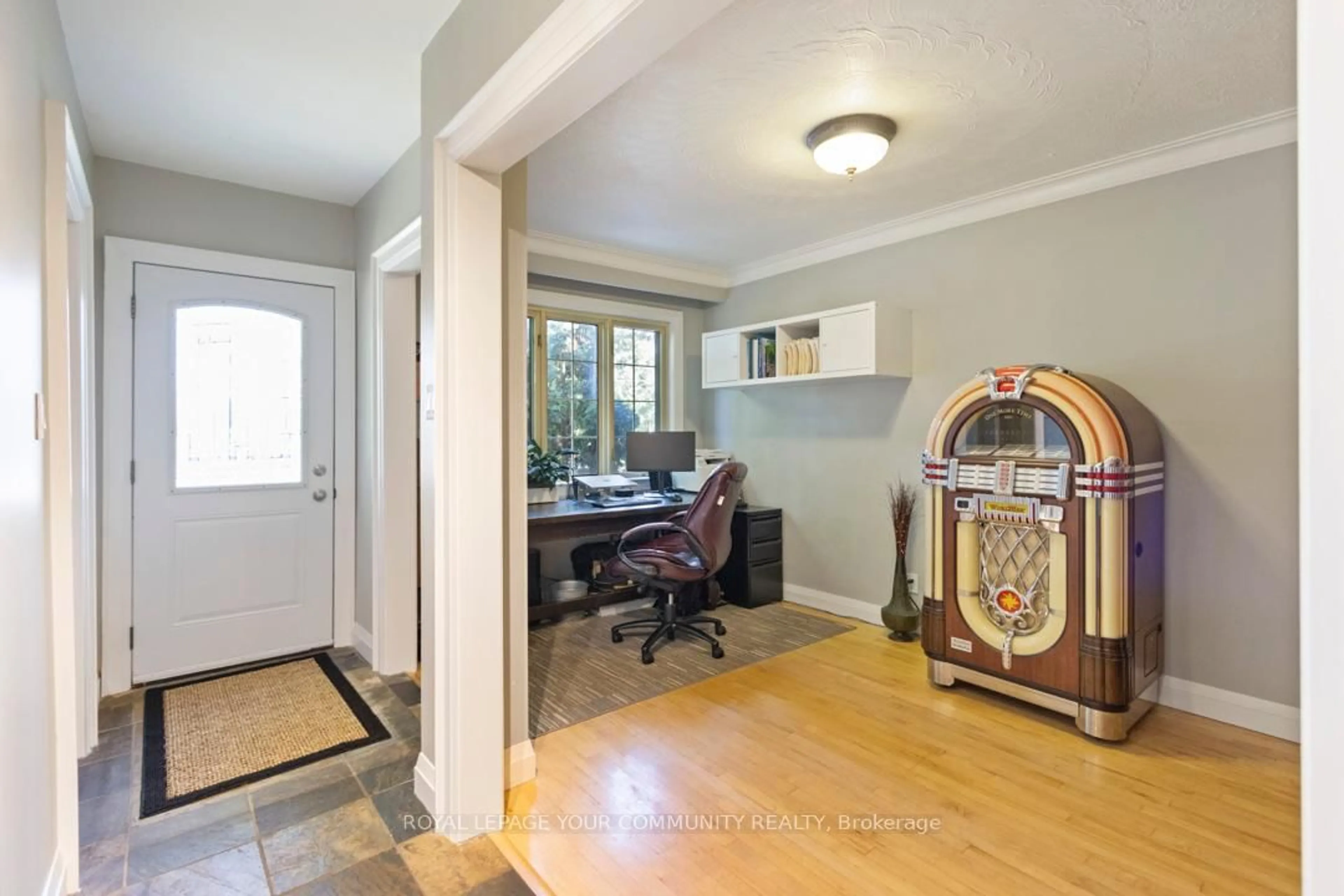 Indoor entryway for 238 Lorne Ave, Newmarket Ontario L3Y 4K4