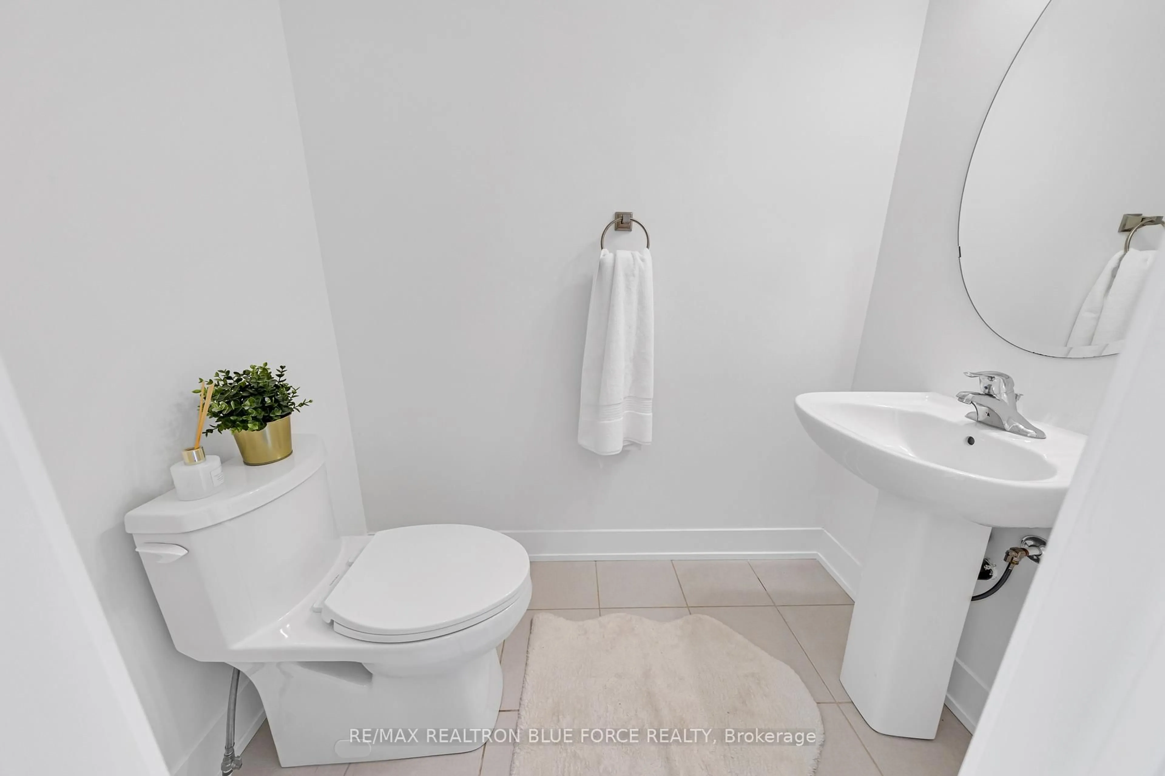 Standard bathroom, ceramic/tile floor for 9 Boundary Blvd, Whitchurch-Stouffville Ontario L4A 4V9