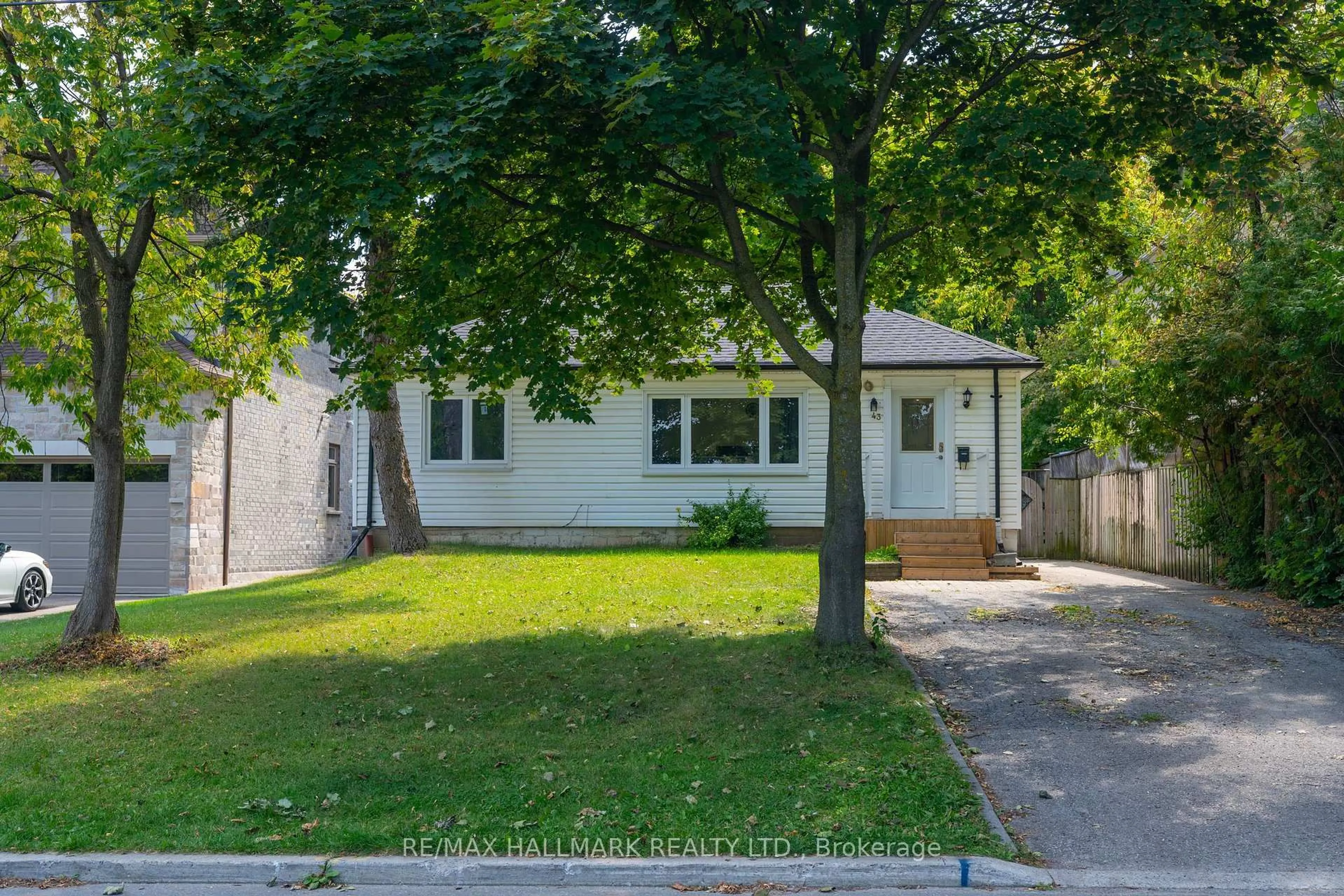 A pic from outside/outdoor area/front of a property/back of a property/a pic from drone, street for 43 Meadowview Ave, Markham Ontario L3T 1K6