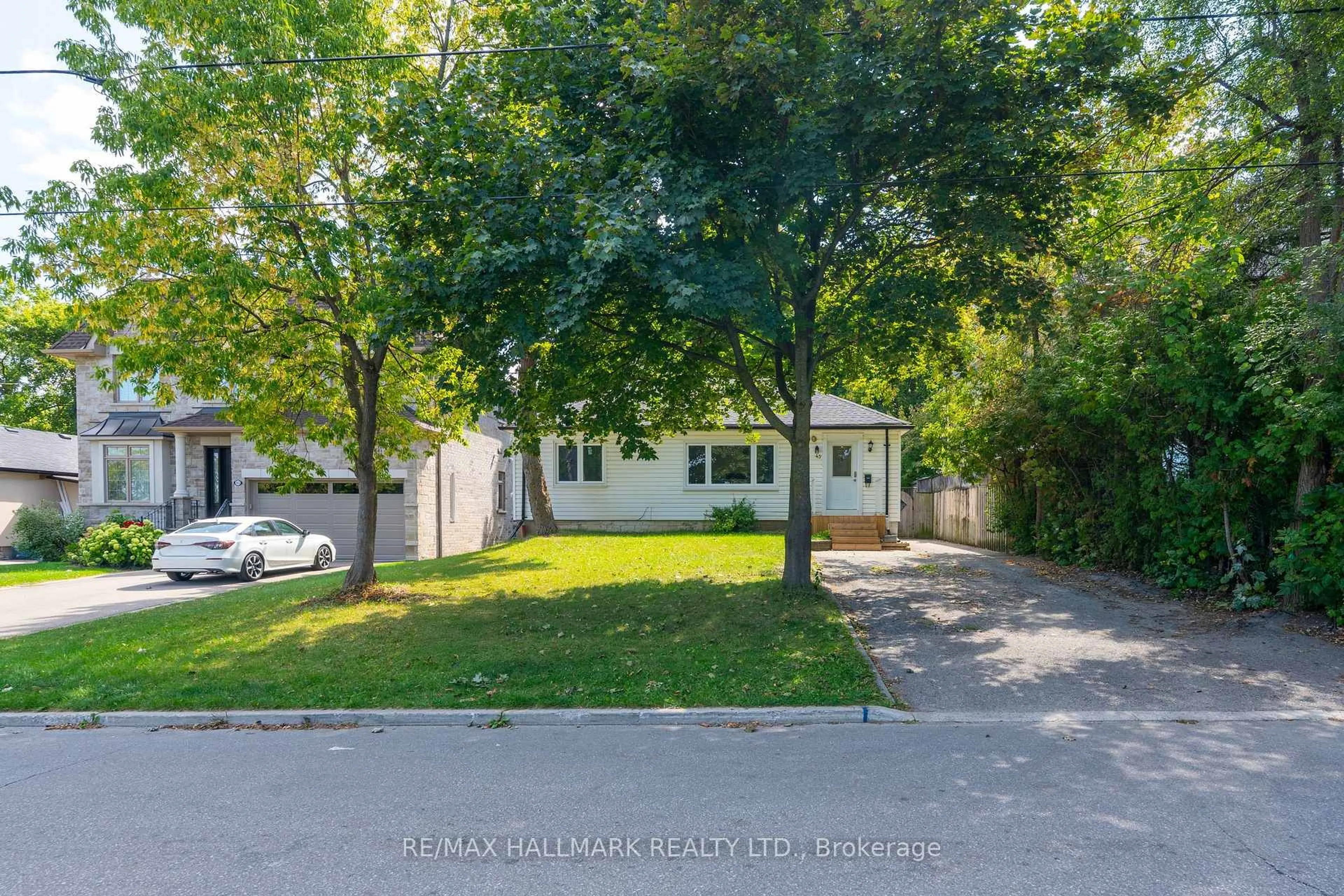 A pic from outside/outdoor area/front of a property/back of a property/a pic from drone, street for 43 Meadowview Ave, Markham Ontario L3T 1K6