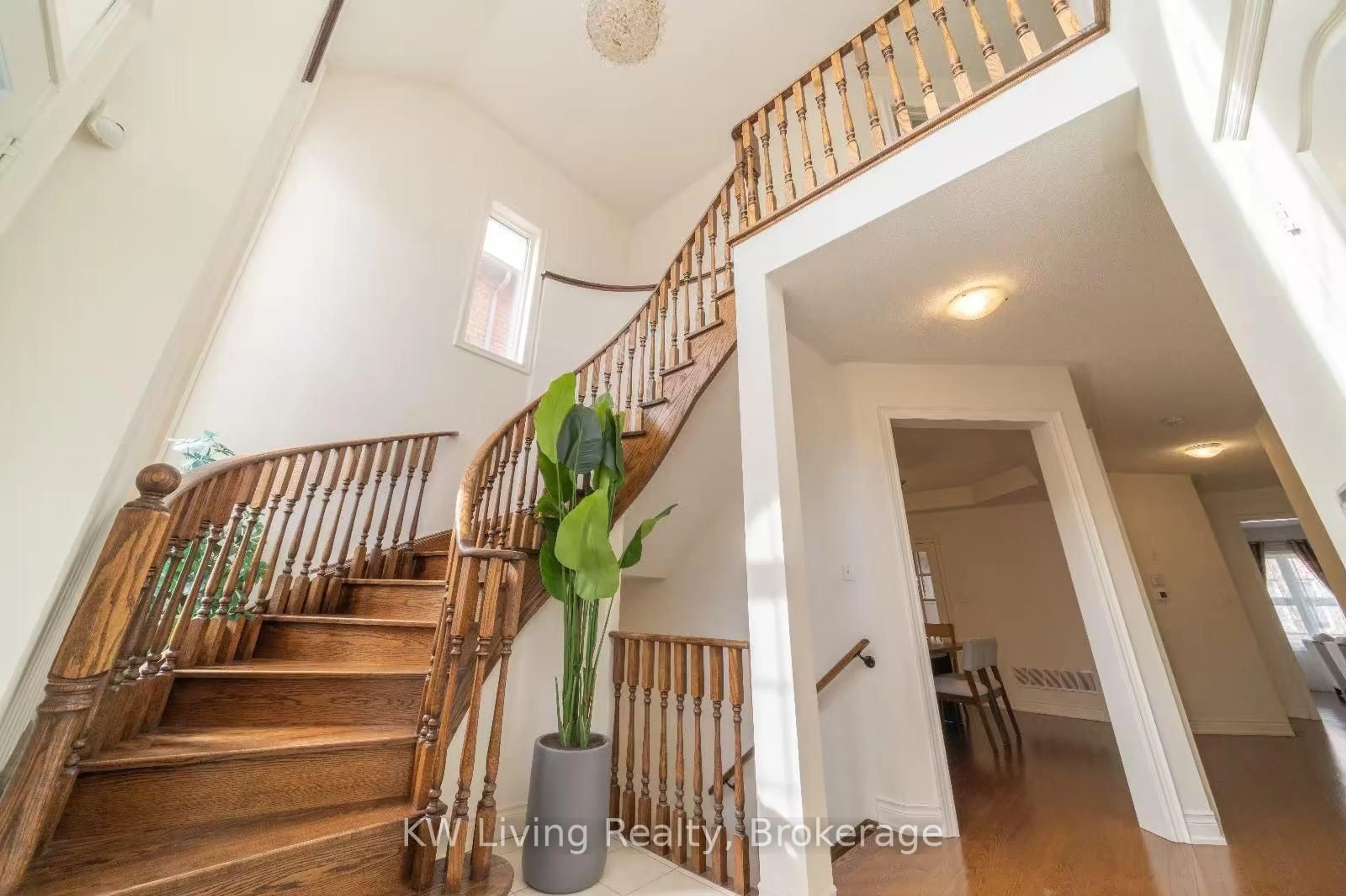 Indoor foyer for 106 Hua Du Ave, Markham Ontario L6C 0R2