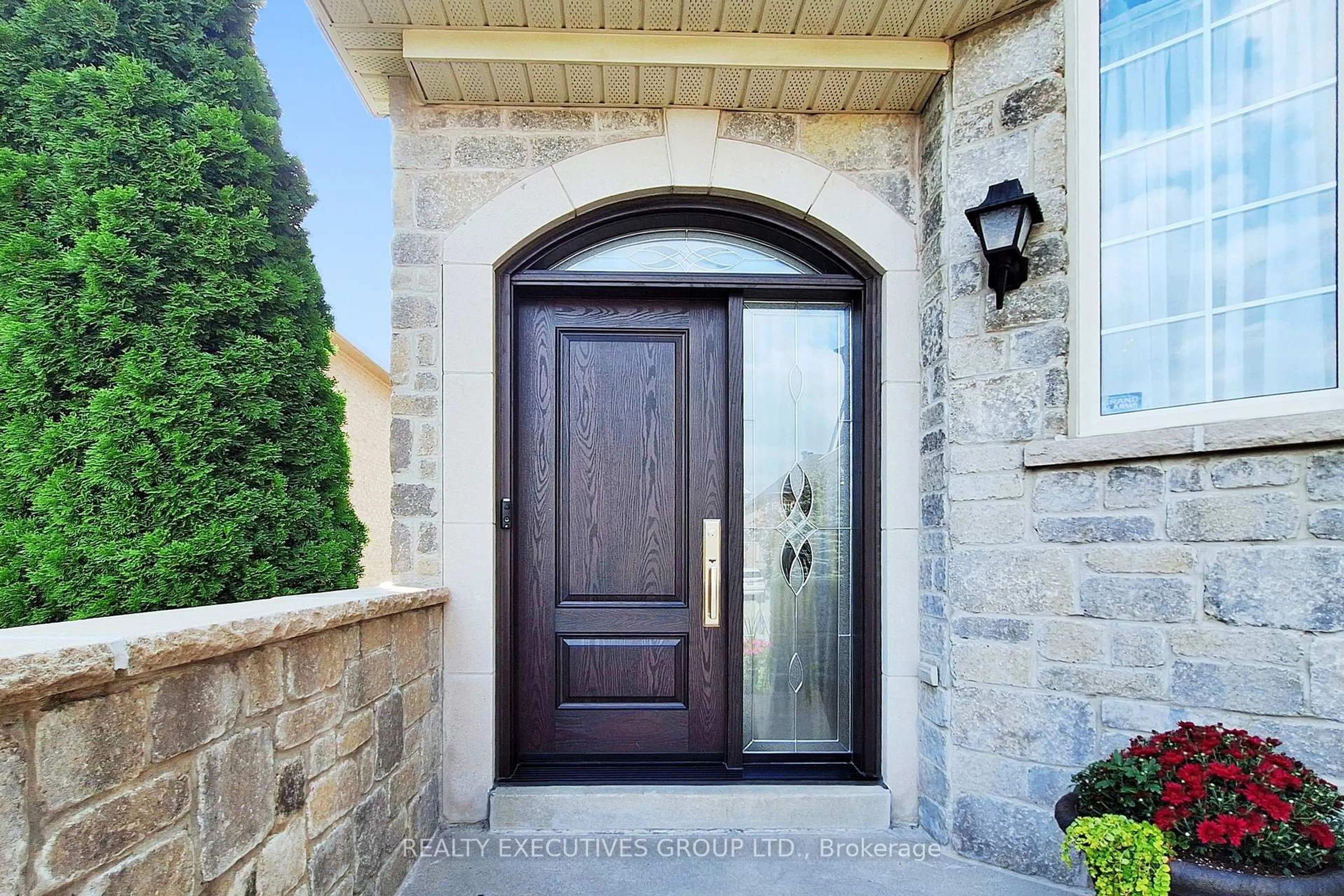 Indoor entryway for 32 Shadow Falls Dr, Richmond Hill Ontario L4E 4J7