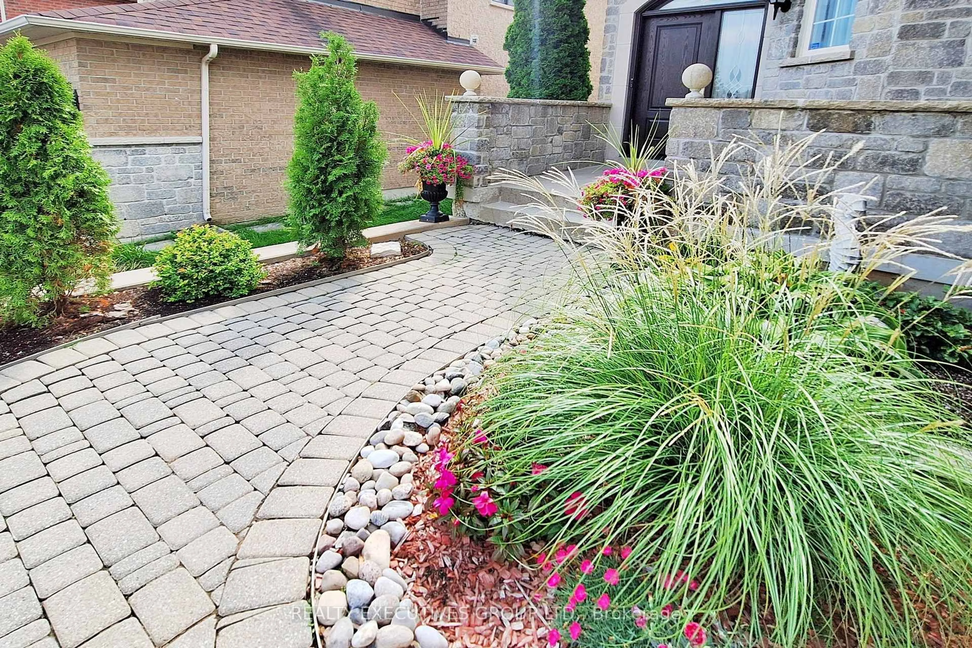 Patio, street for 32 Shadow Falls Dr, Richmond Hill Ontario L4E 4J7