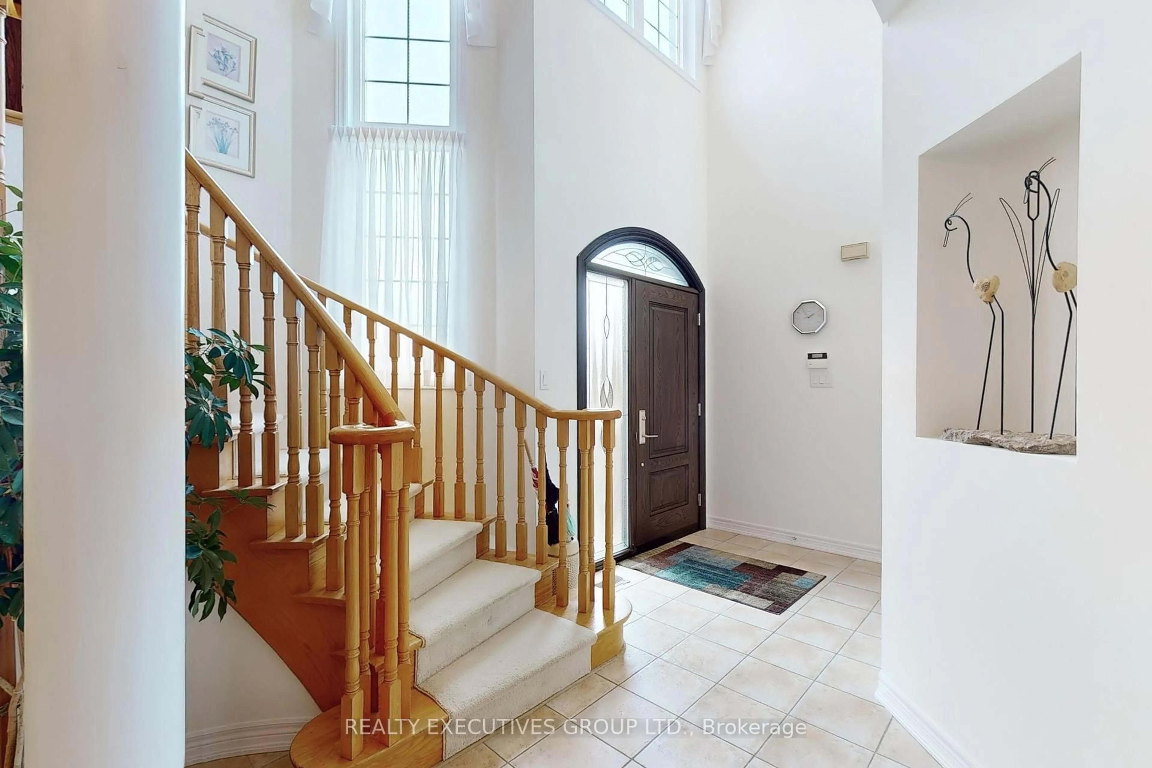 Indoor foyer for 32 Shadow Falls Dr, Richmond Hill Ontario L4E 4J7