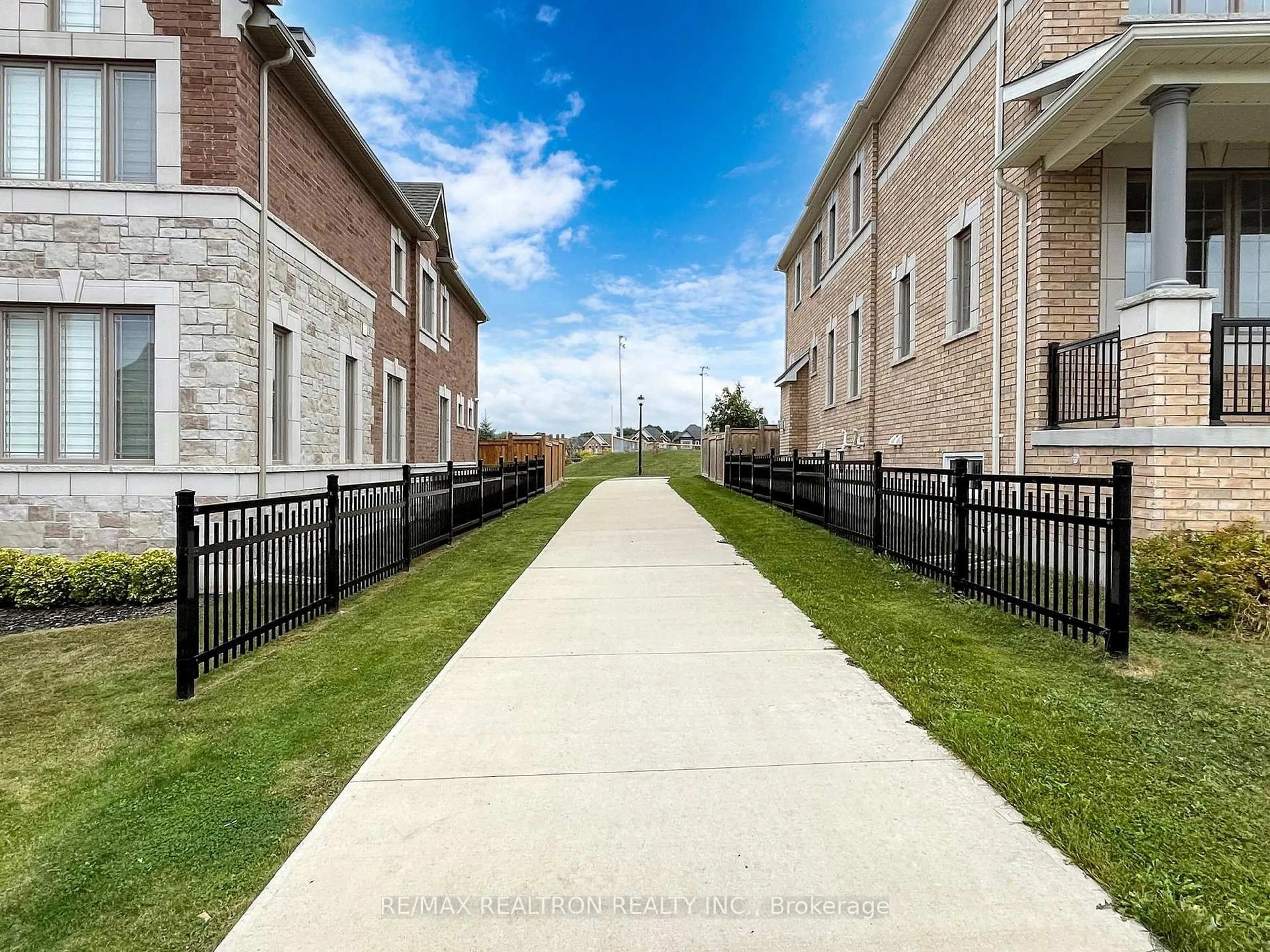 A pic from outside/outdoor area/front of a property/back of a property/a pic from drone, street for 130 Frank Kelly Dr, East Gwillimbury Ontario L9N 0V1