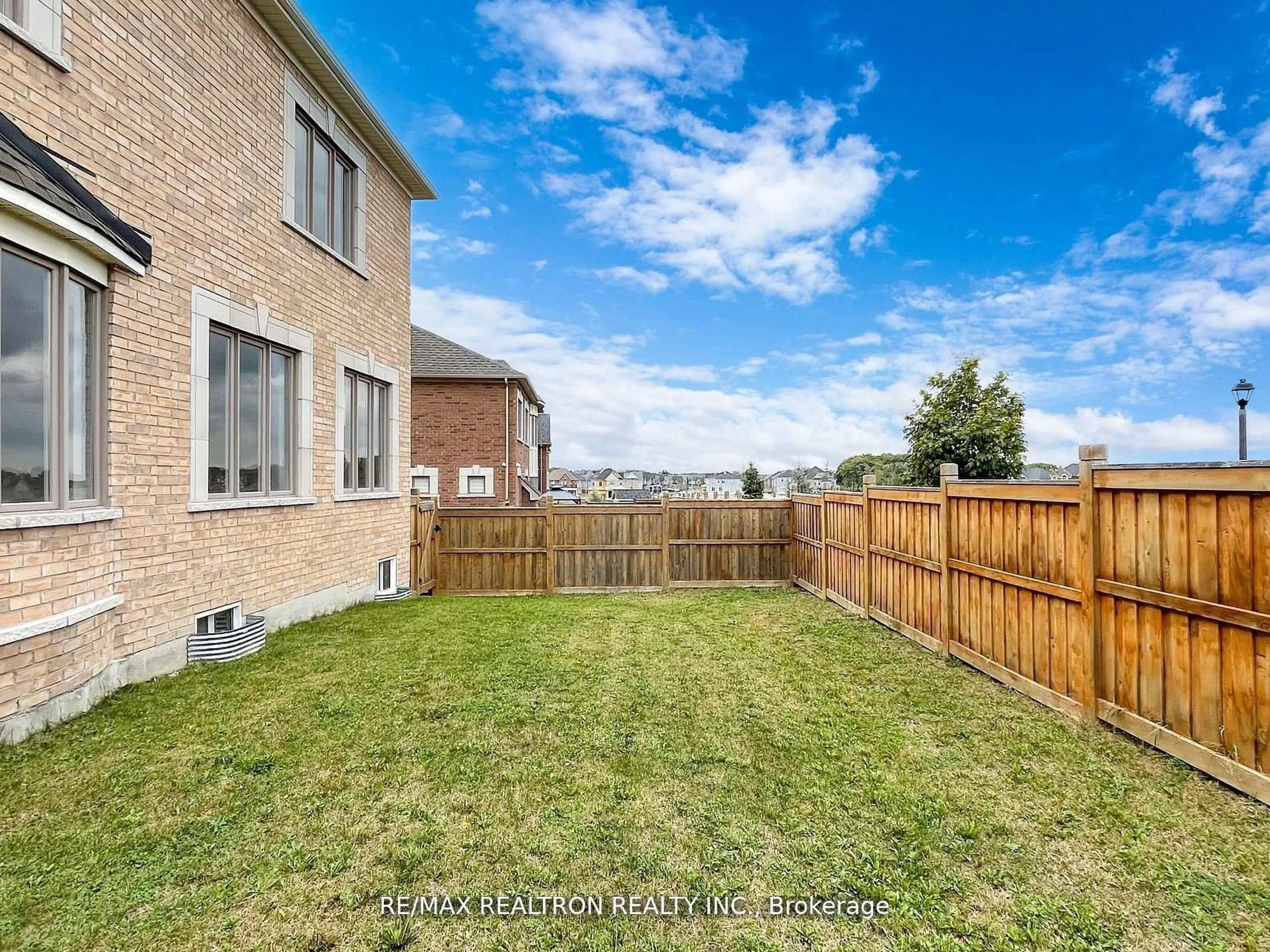 A pic from outside/outdoor area/front of a property/back of a property/a pic from drone, unknown for 130 Frank Kelly Dr, East Gwillimbury Ontario L9N 0V1