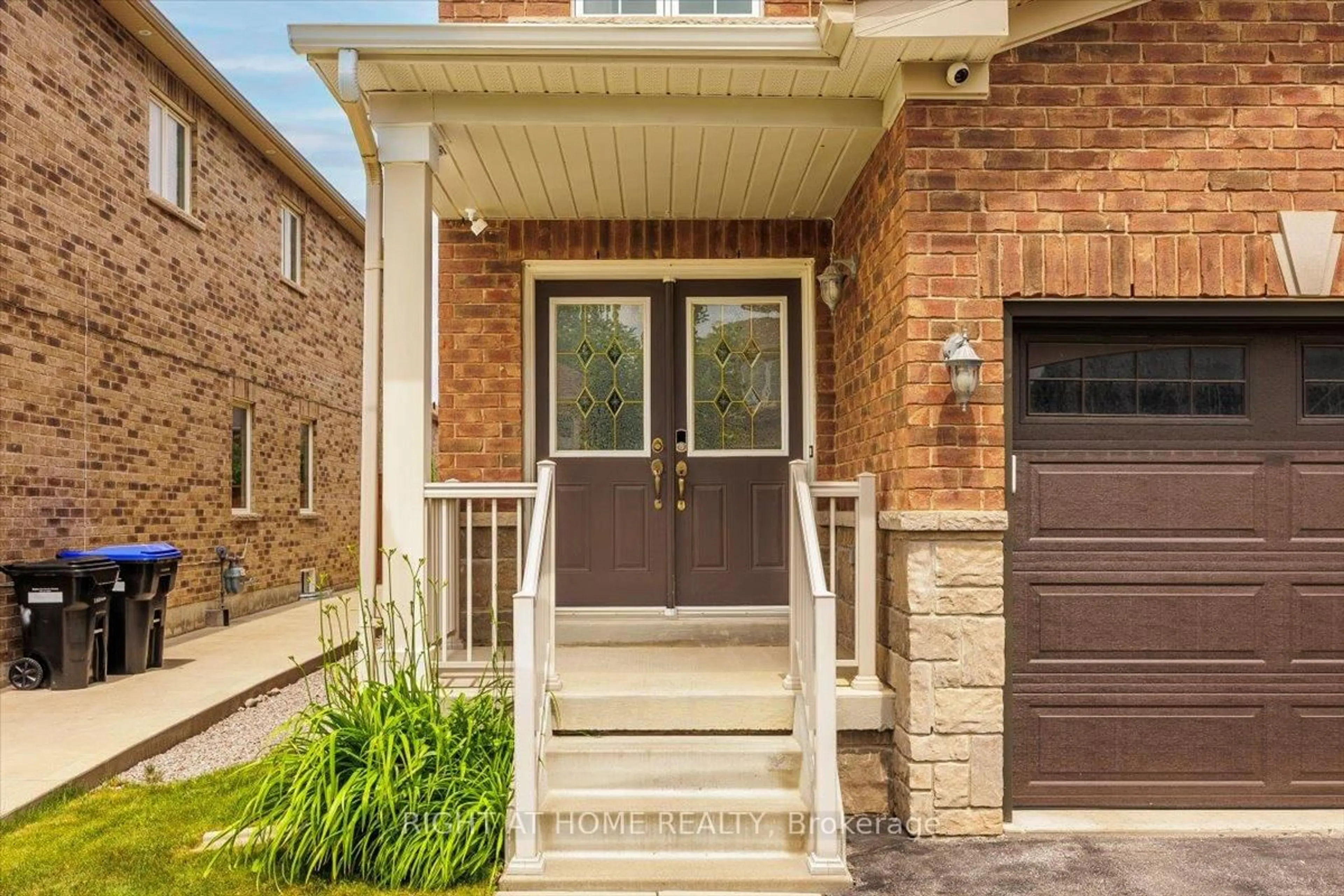 Home with brick exterior material, street for 166 Gardiner Dr, Bradford West Gwillimbury Ontario L3Z 0J5