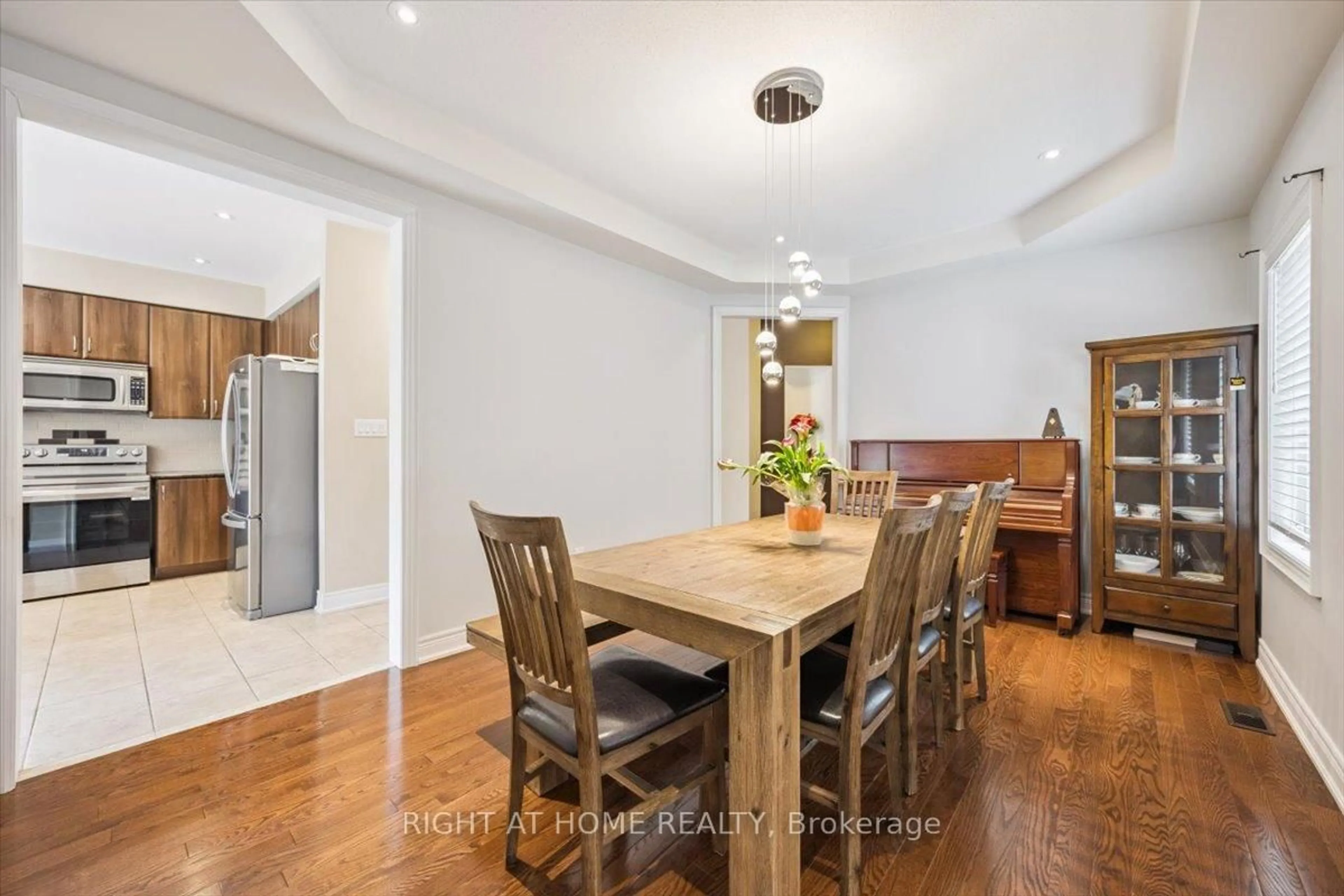 Dining room, wood/laminate floor for 166 Gardiner Dr, Bradford West Gwillimbury Ontario L3Z 0J5