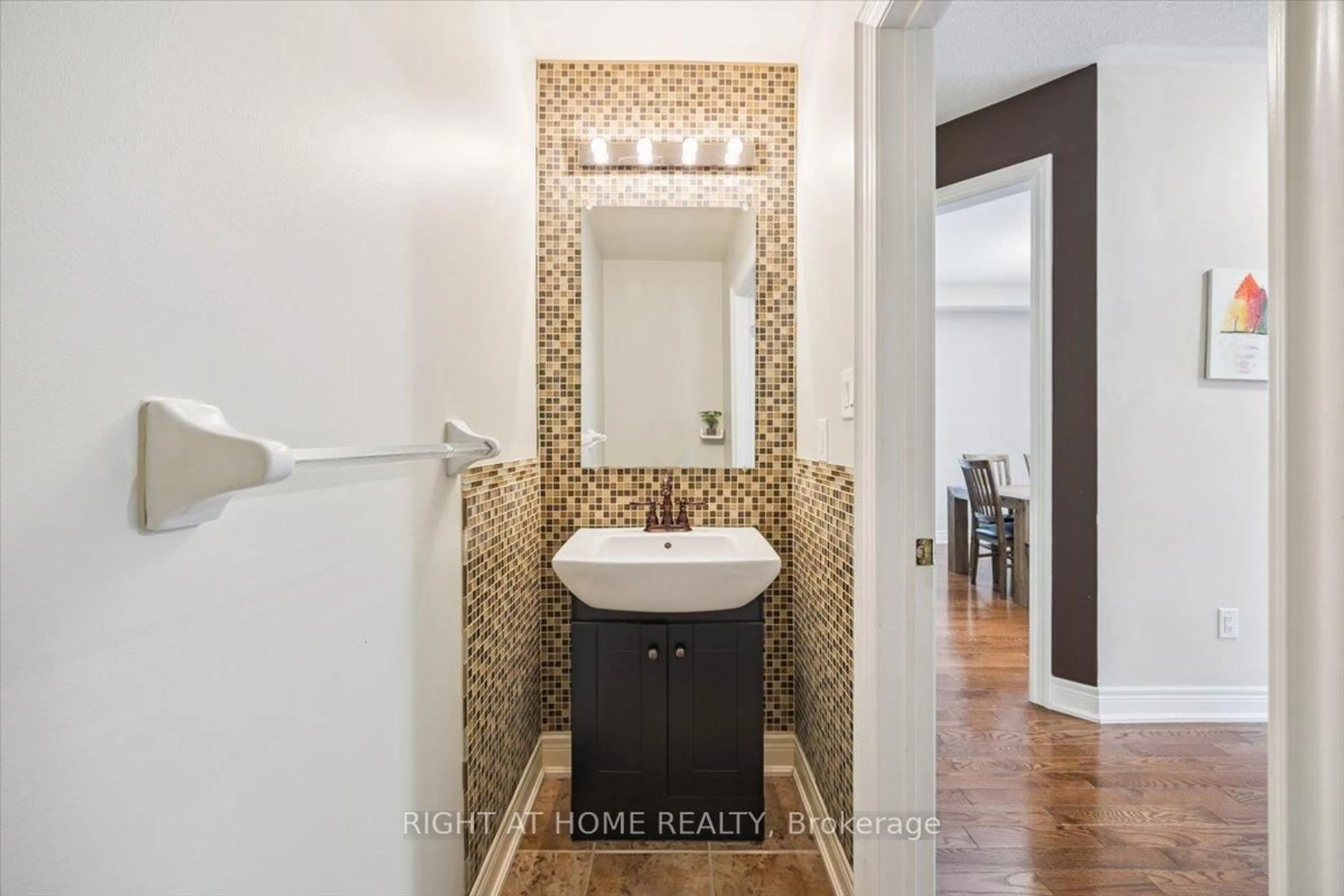 Standard bathroom, ceramic/tile floor for 166 Gardiner Dr, Bradford West Gwillimbury Ontario L3Z 0J5