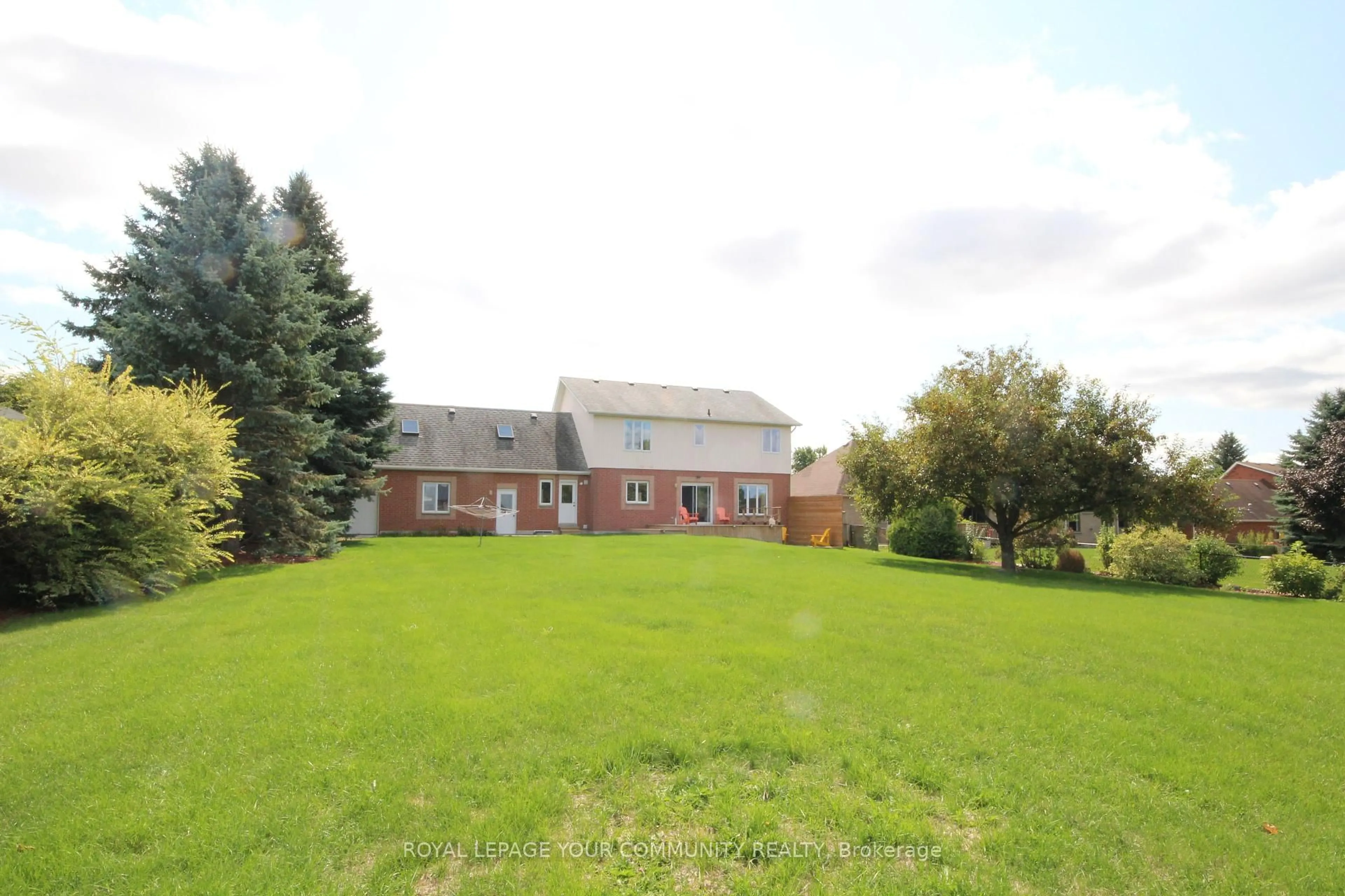 A pic from outside/outdoor area/front of a property/back of a property/a pic from drone, unknown for 22 Whitebirch Lane, East Gwillimbury Ontario L0G 1V0
