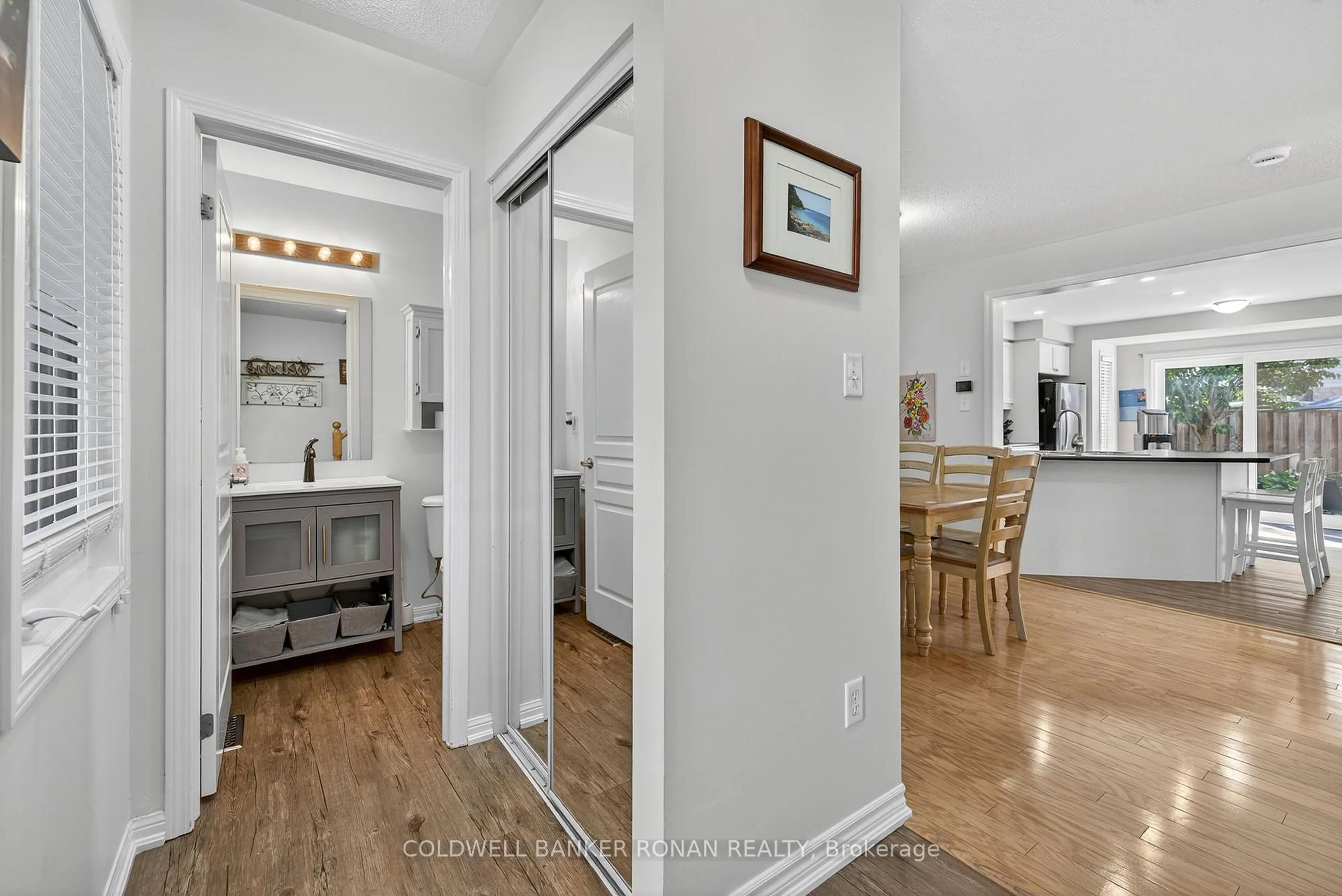 Indoor entryway for 22 Callander Cres, New Tecumseth Ontario L9R 0B4