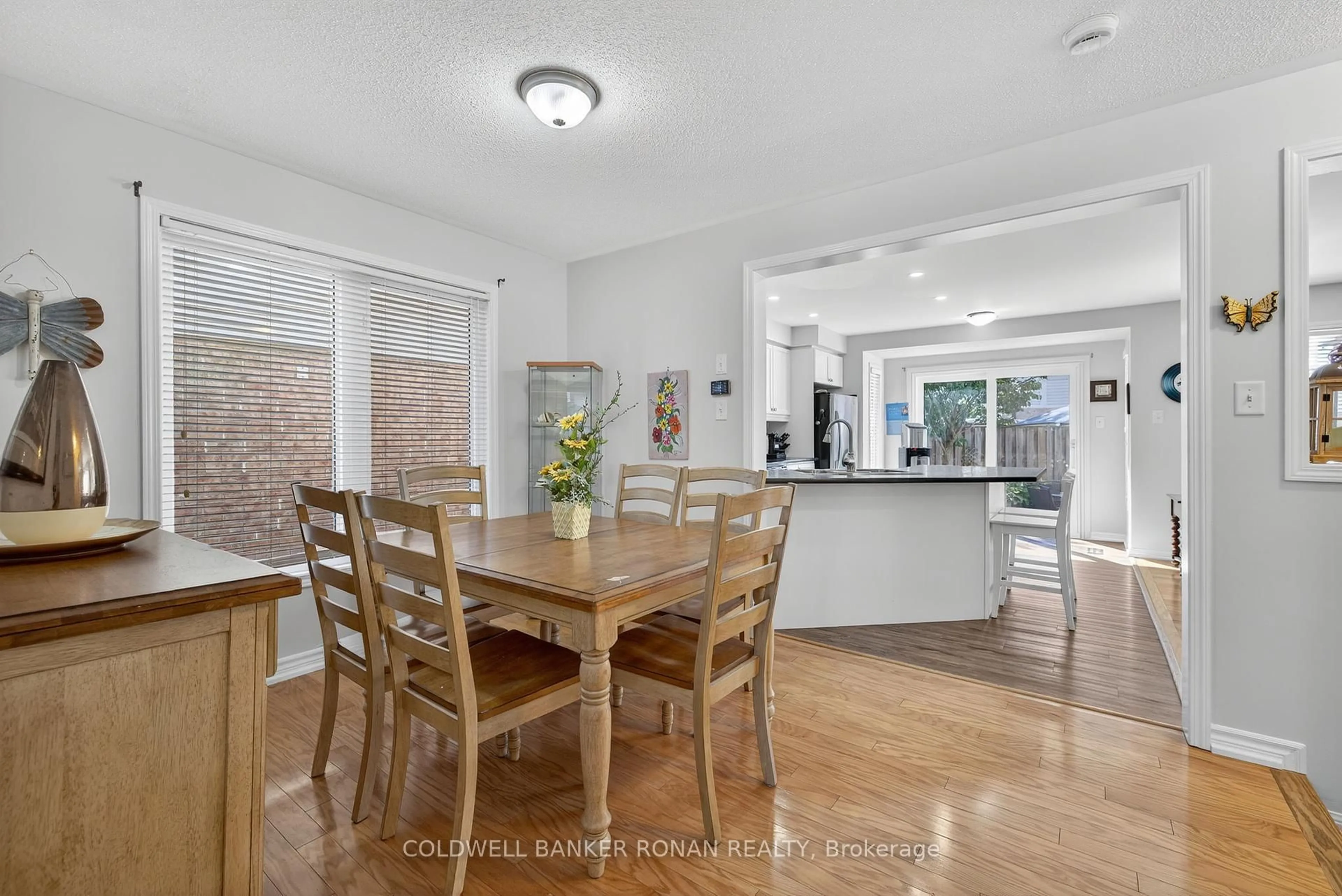 Open concept kitchen, unknown for 22 Callander Cres, New Tecumseth Ontario L9R 0B4