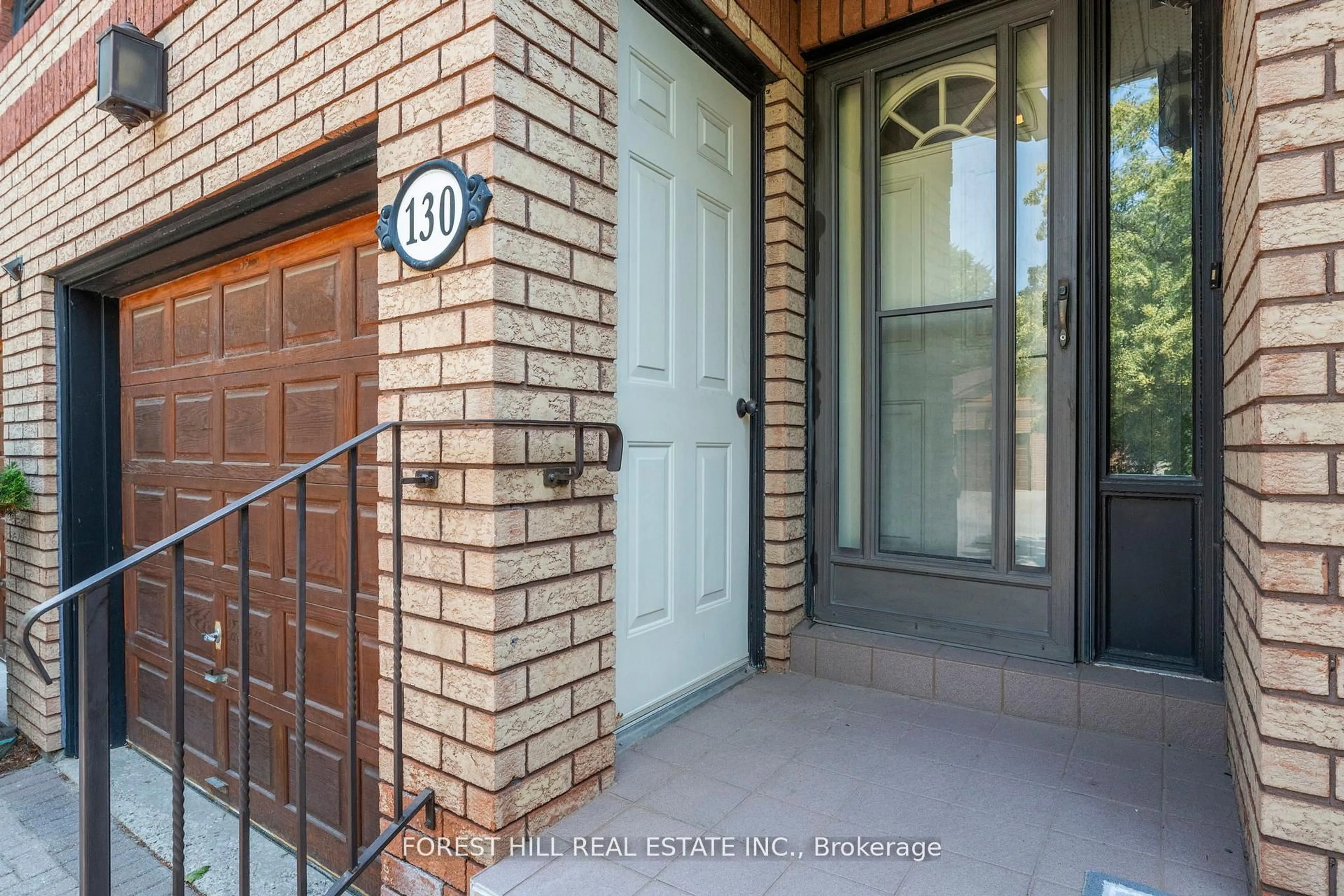 Indoor entryway for 130 Green Briar Rd, New Tecumseth Ontario L9R 1S2