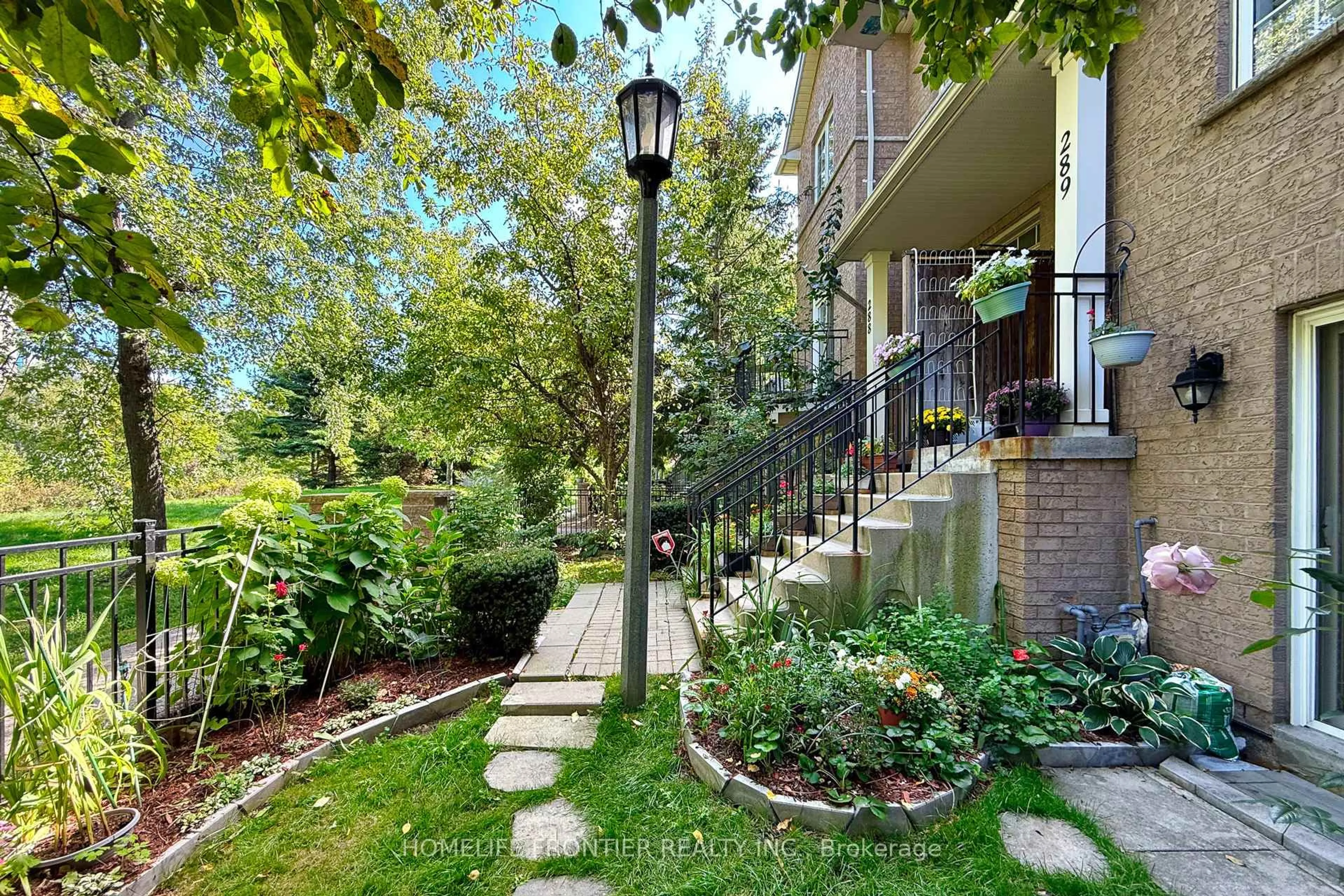 Patio, street for 23 Observatory Lane #289, Richmond Hill Ontario L4C 0M7