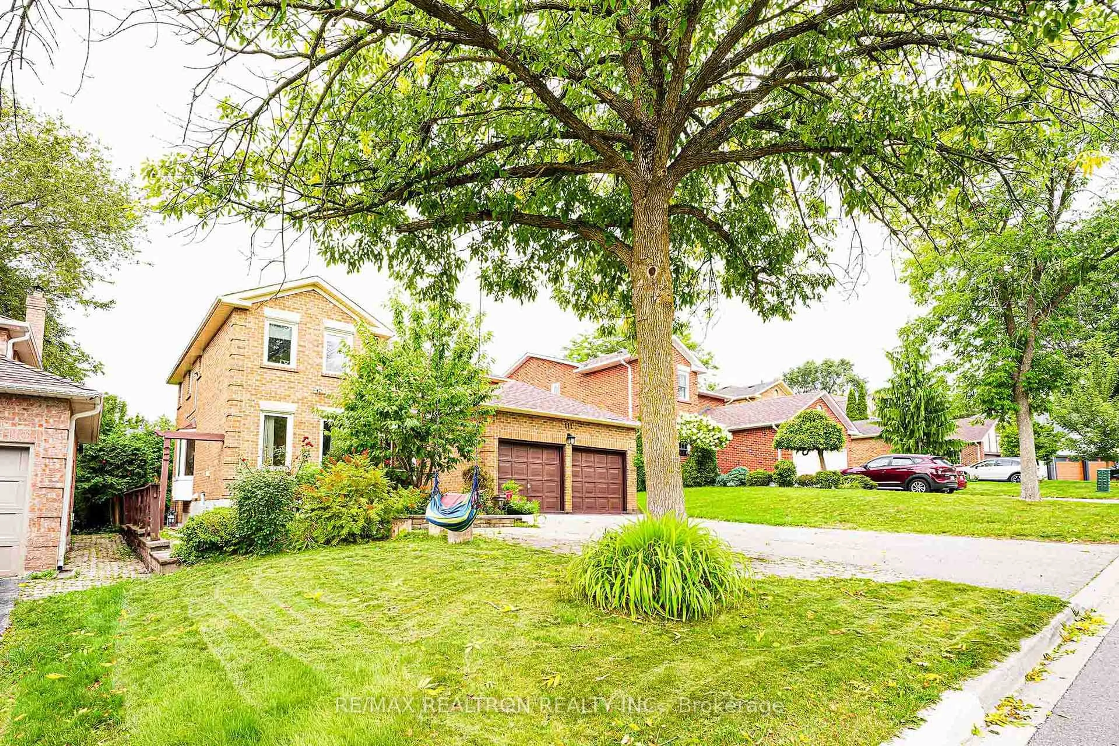 A pic from outside/outdoor area/front of a property/back of a property/a pic from drone, street for 111 Devins Dr, Aurora Ontario L4G 2Z5